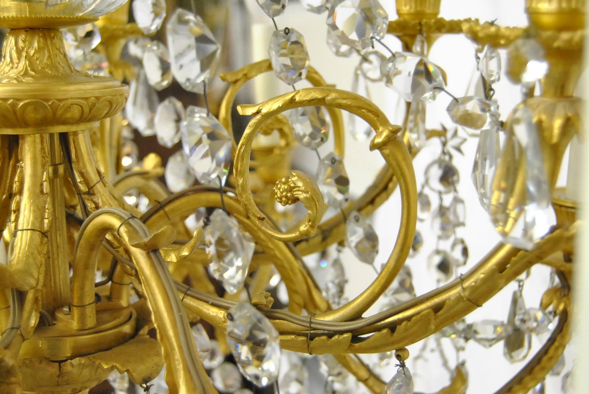 Bronze Lustre Empire français à 12 bras en cristal et bronze doré en vente