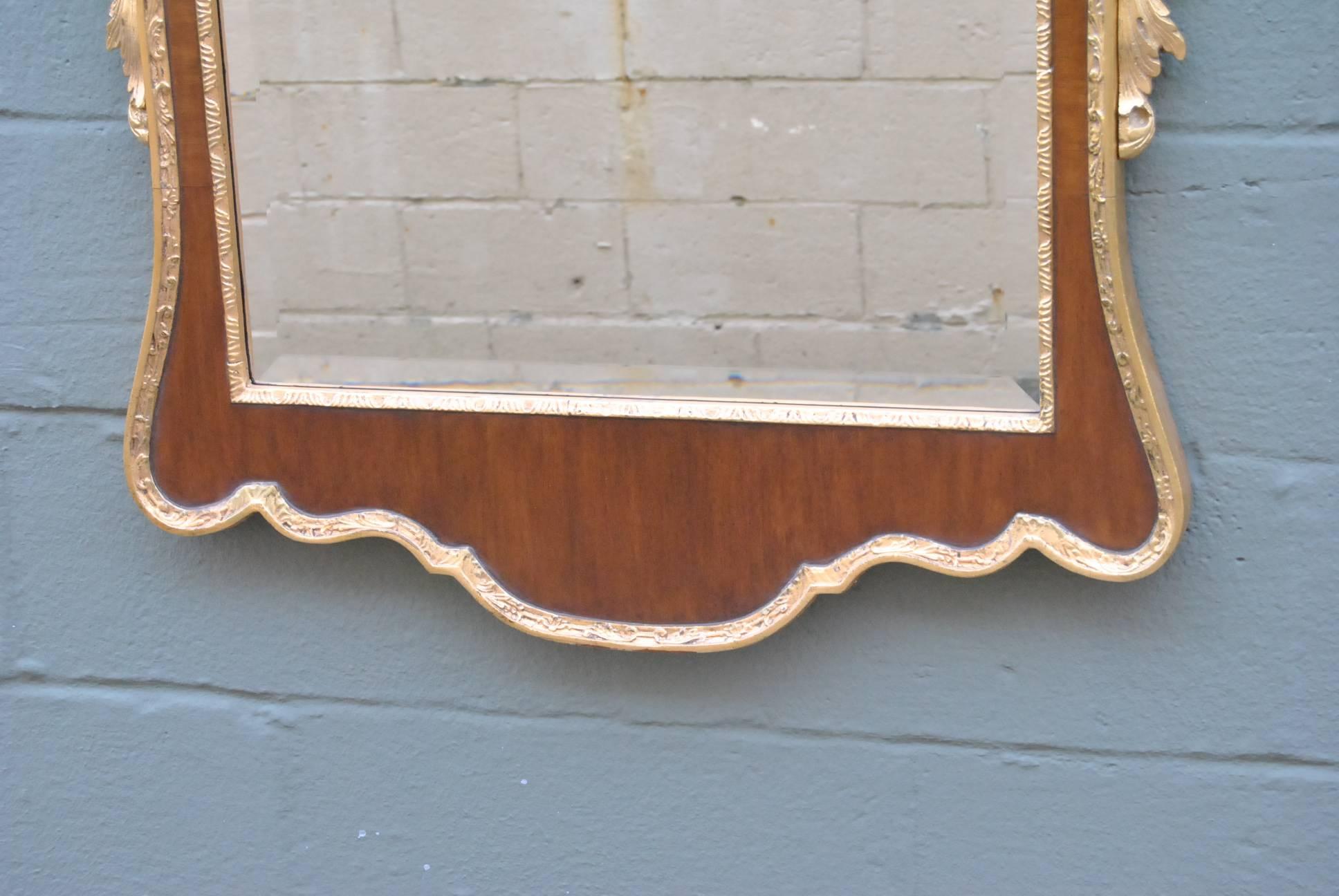 Friedman Brothers Mahagoni und Gold Colonial Williamsburg Gouverneure Palast Spiegel Modell CW-LG15 georgianischen Stil Spiegel, ca. 1980er Jahre. Schöne vergoldete geschnitzte Details und abgeschrägtes Glas. Kopie eines Entwurfs aus dem 18.