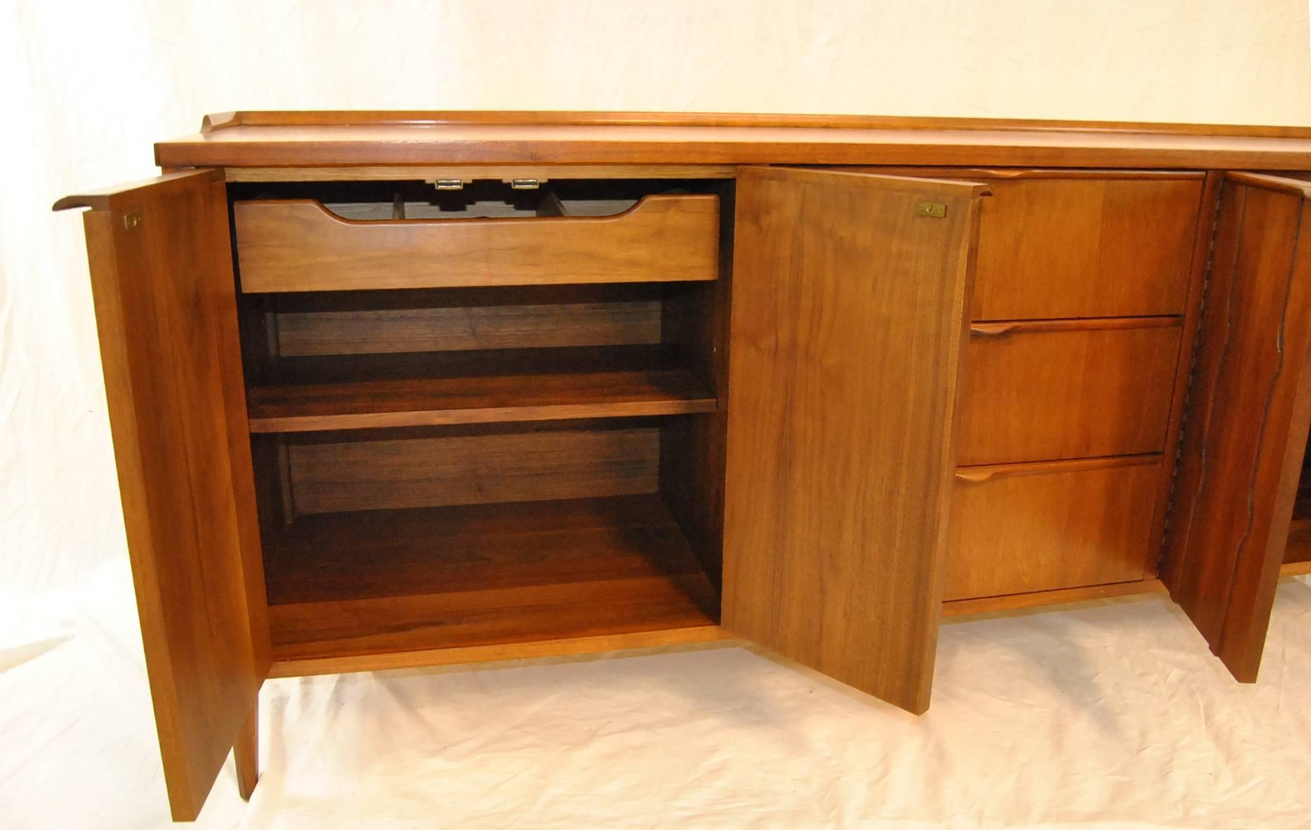 Mid-Century Modern Walnut Credenza by Foster-McDavid In Good Condition In Toledo, OH