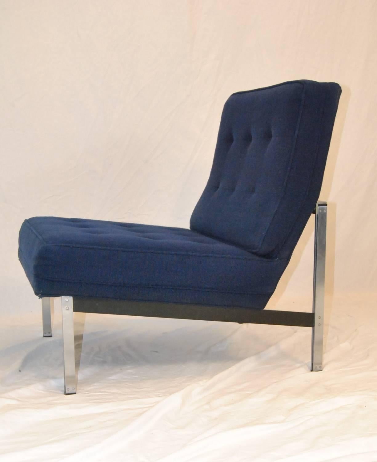 Ein klassisches Stuhlpaar von Florence Knoll. Die Stühle sind Teil der Collection'S Parallele. Die Rahmen sind verchromt und die Stützen schwarz emailliert. Die Kissen sind mit blauem Stoff gepolstert und haben getuftete Knöpfe an Rücken und Sitz.