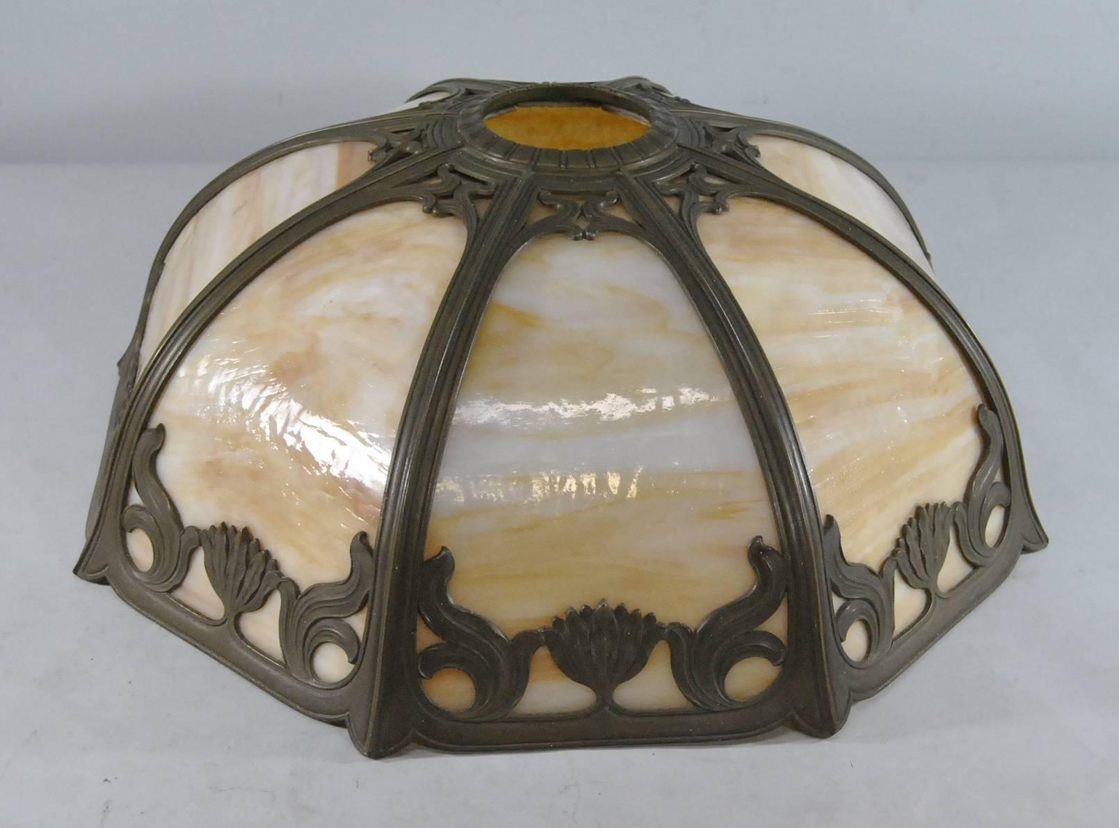 Signed Miller Art Nouveau Eight-Panel Slag Glass Lamp in Caramel In Good Condition In Toledo, OH