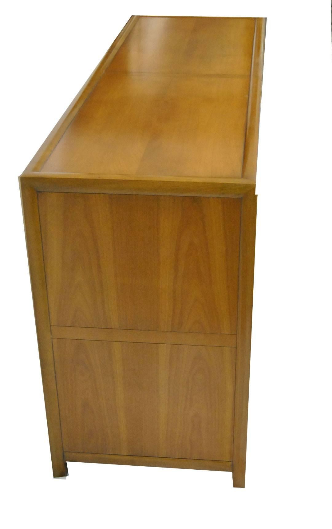 20th Century Mid-Century Modern New World Collection of Eight-Drawer Chest by Baker Furniture