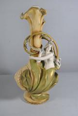 Coppia di vasi Imperial Amphora Art Nouveau della fine del XIX secolo, Giglio con ragazze