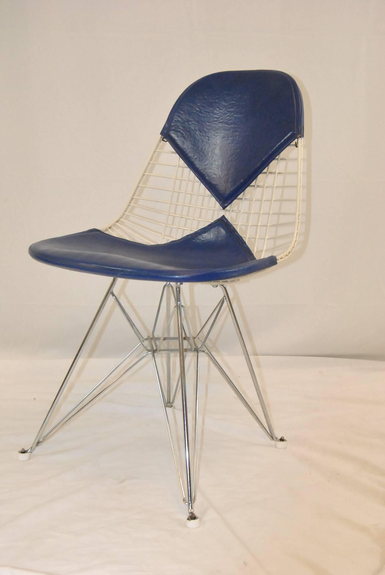Set of Six Herman Miller Dark Blue Wire Bikini Chairs In Good Condition In Toledo, OH