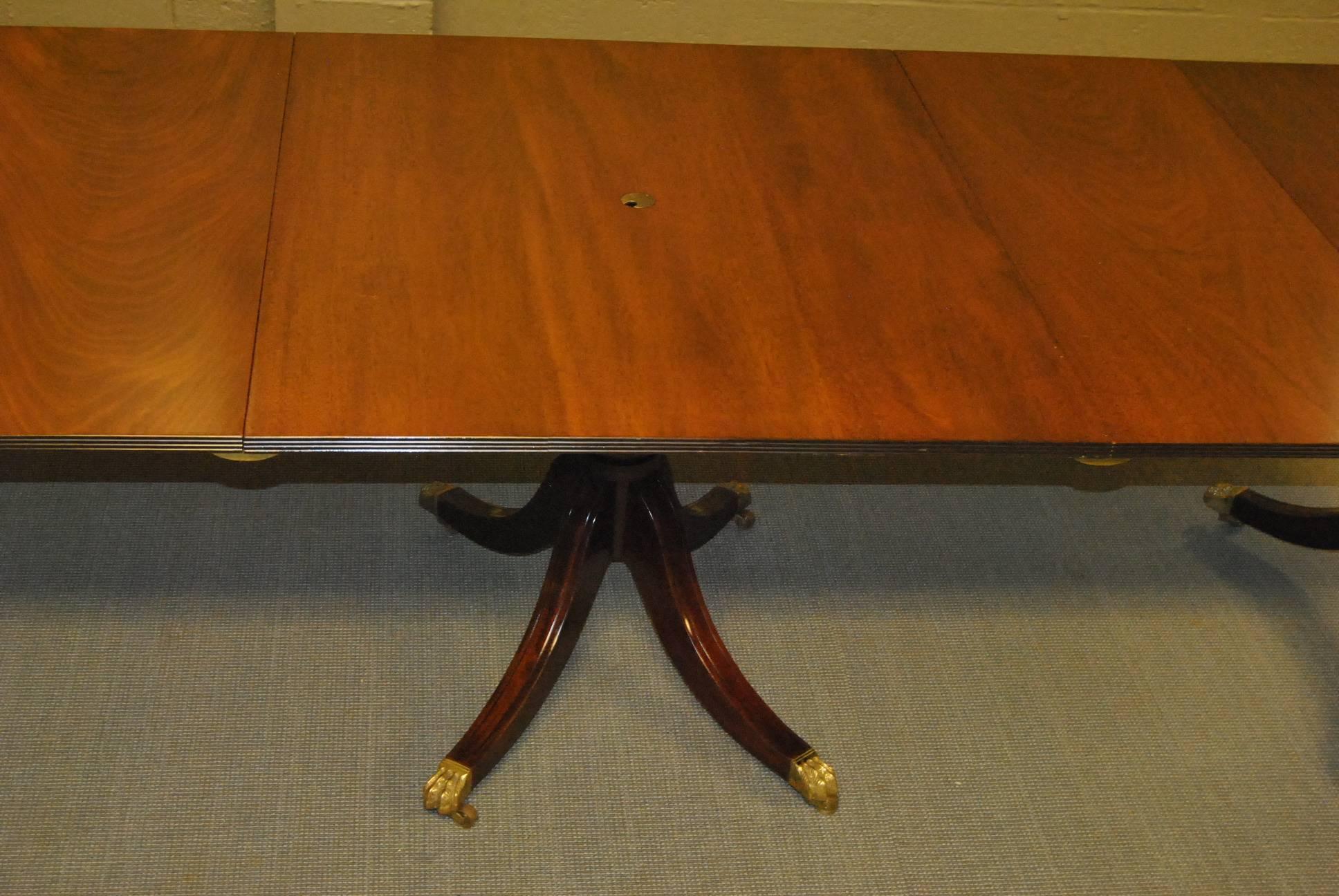 Konferenztisch aus Mahagoni im Stil des 18. Jahrhunderts von Kittinger – 3,05 m im Zustand „Gut“ im Angebot in Toledo, OH