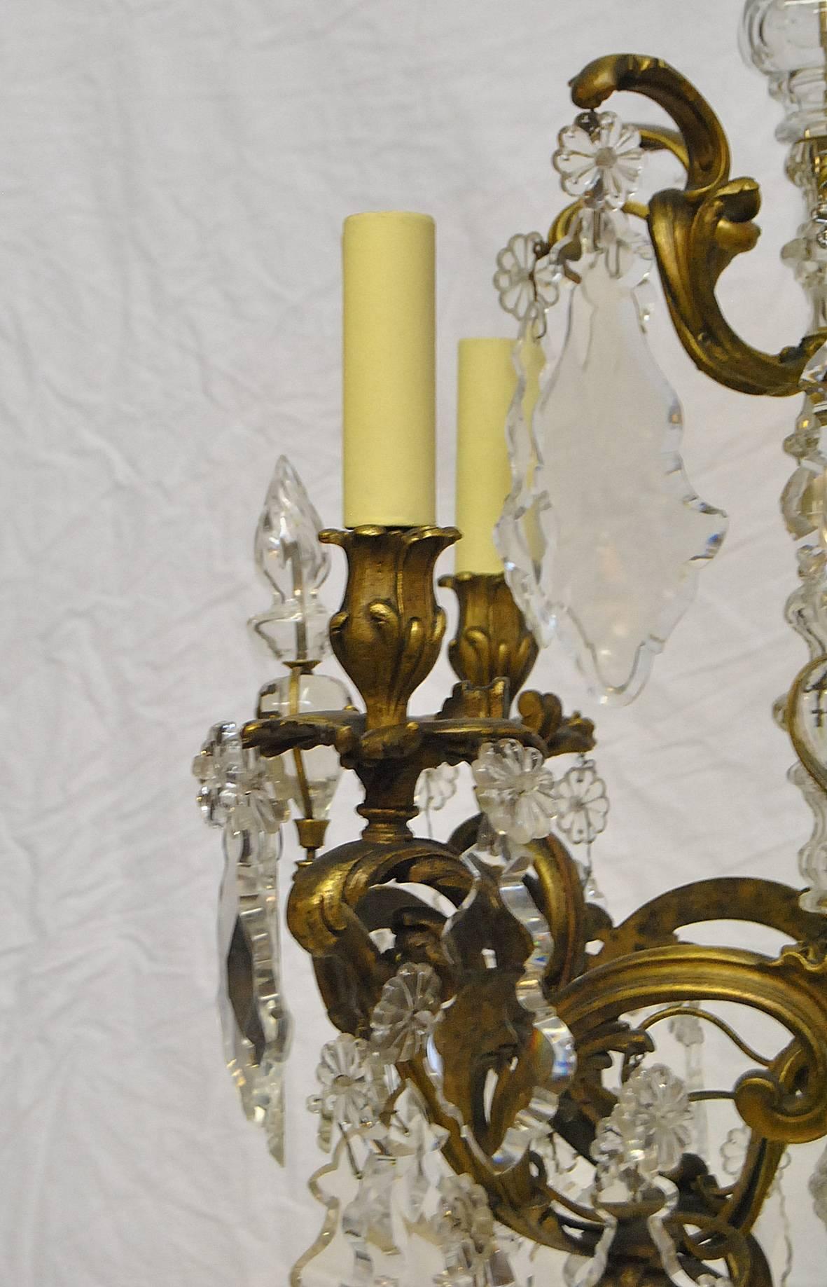 Grand lustre français à quatre bras en bronze avec de grands cristaux taillés en vente 1