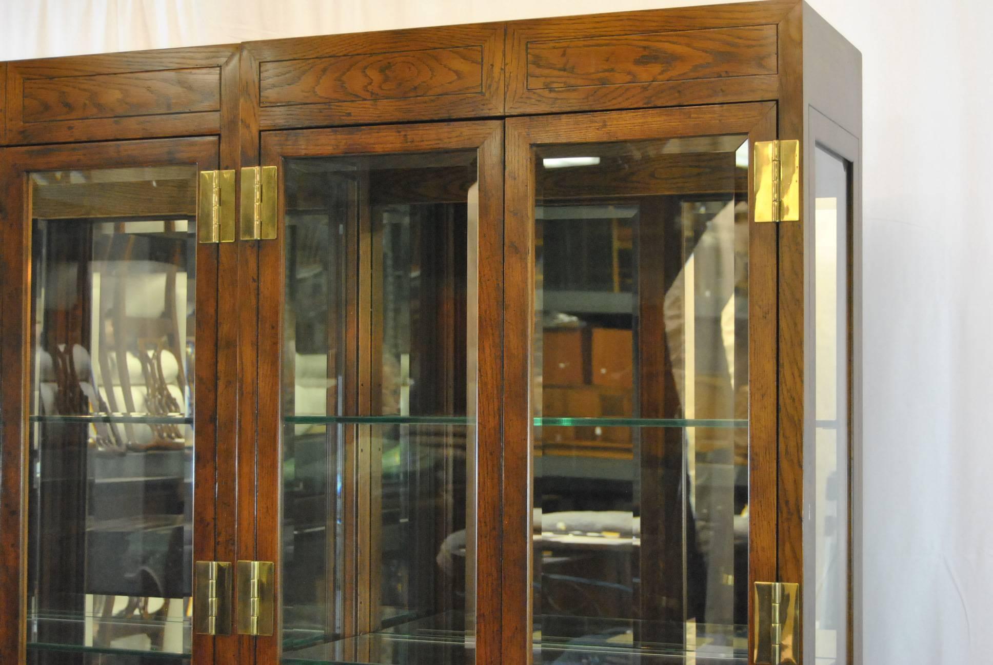 Pair of Campaign Style Display Cabinets by Henredon In Good Condition In Toledo, OH
