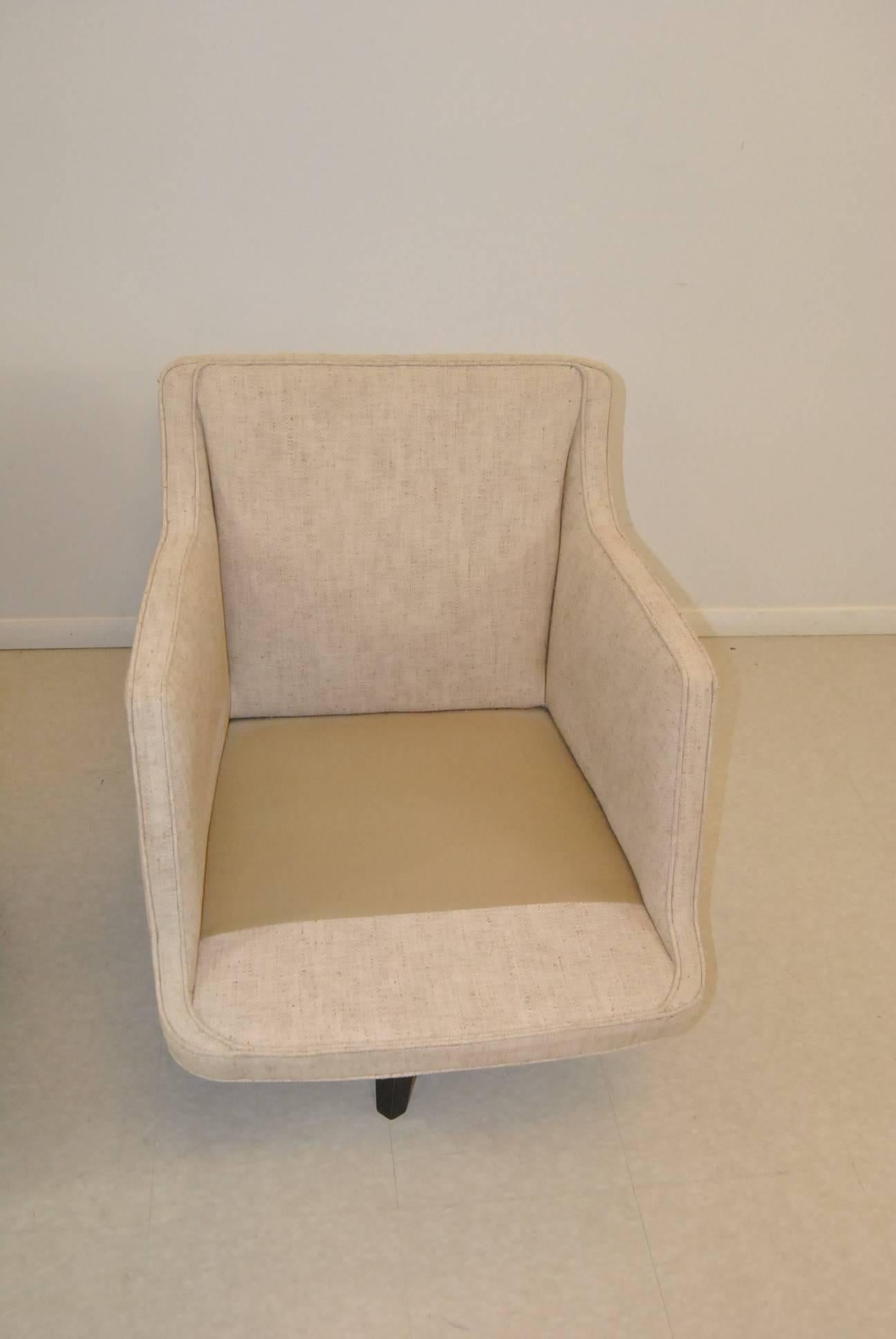 A great pair of Mid-Century Modern armchairs by Dunbar Furniture. These beautiful chairs feature a very pleasant upholstery with removable cushions. They have great look that will bring style and sophistication to any room. Very good condition.