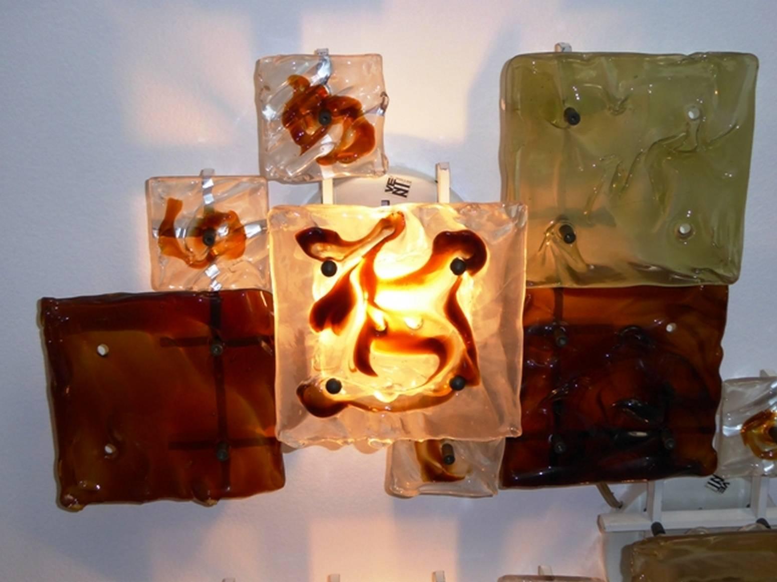 Le sezioni luminose Patchwork sono realizzate con lastre colorate in vetro fuso. Ci sono molte dimensioni che possono essere mescolate in base alle tue esigenze quando le applichi alla griglia laccata bianca con light box. Questo disegno è stato