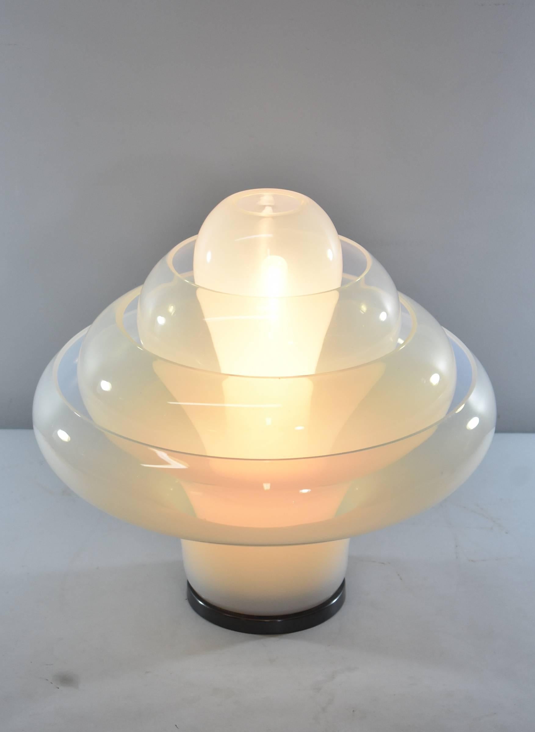 A beautiful lotus table lamp designed by Carlo Nason for Mazzega. Lamp has four layers of bollicine glass with one central light bulb. Glass layers attach to a metal base with pins. Model LT305. Cord is marked Milano.