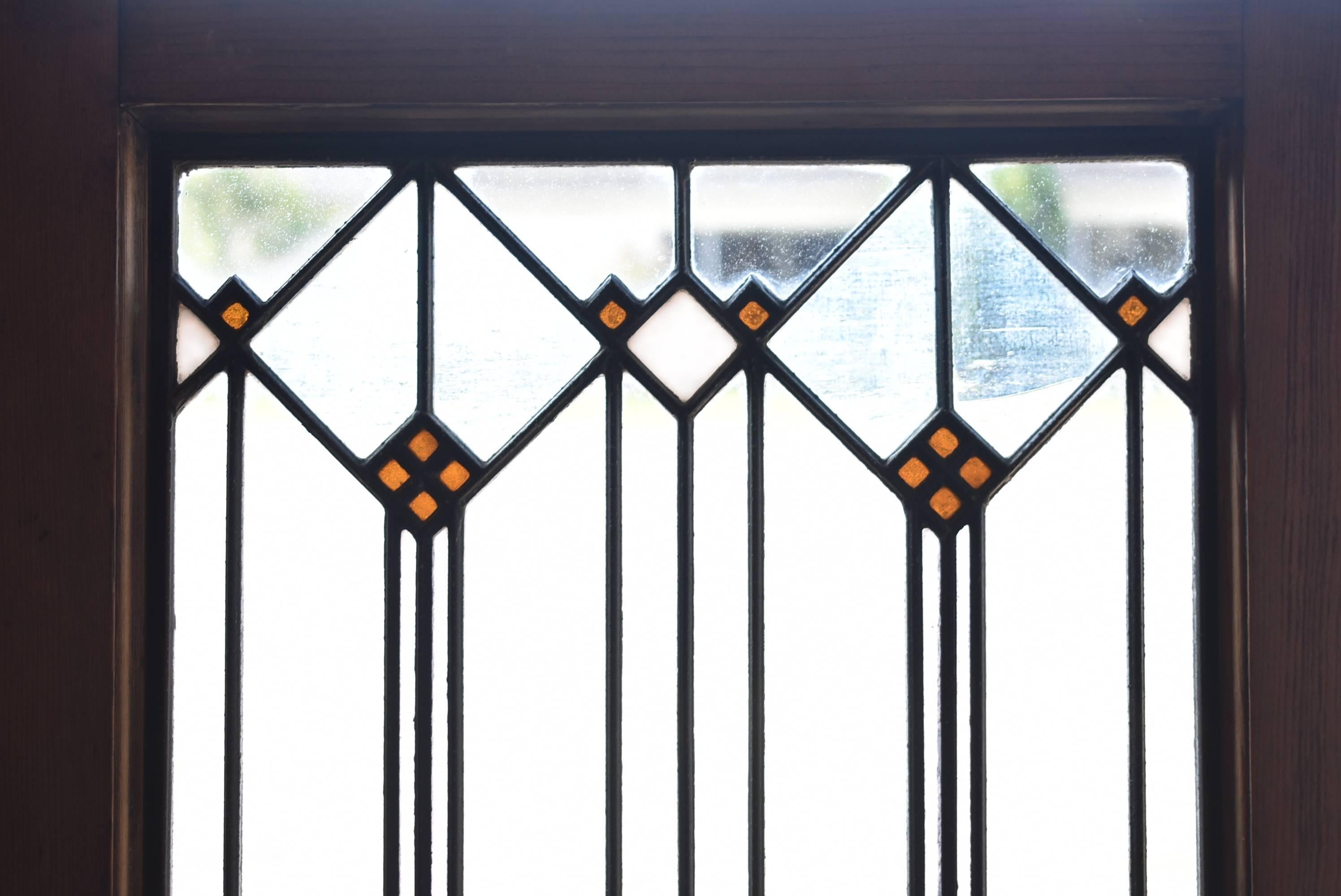 Ein fantastisches Buntglasfenster der Prärie-Schule im Stil von Frank Lloyd Wright. Toller Zustand, es gibt keine Brüche. Die Abmessungen mit dem Rahmen sind 18