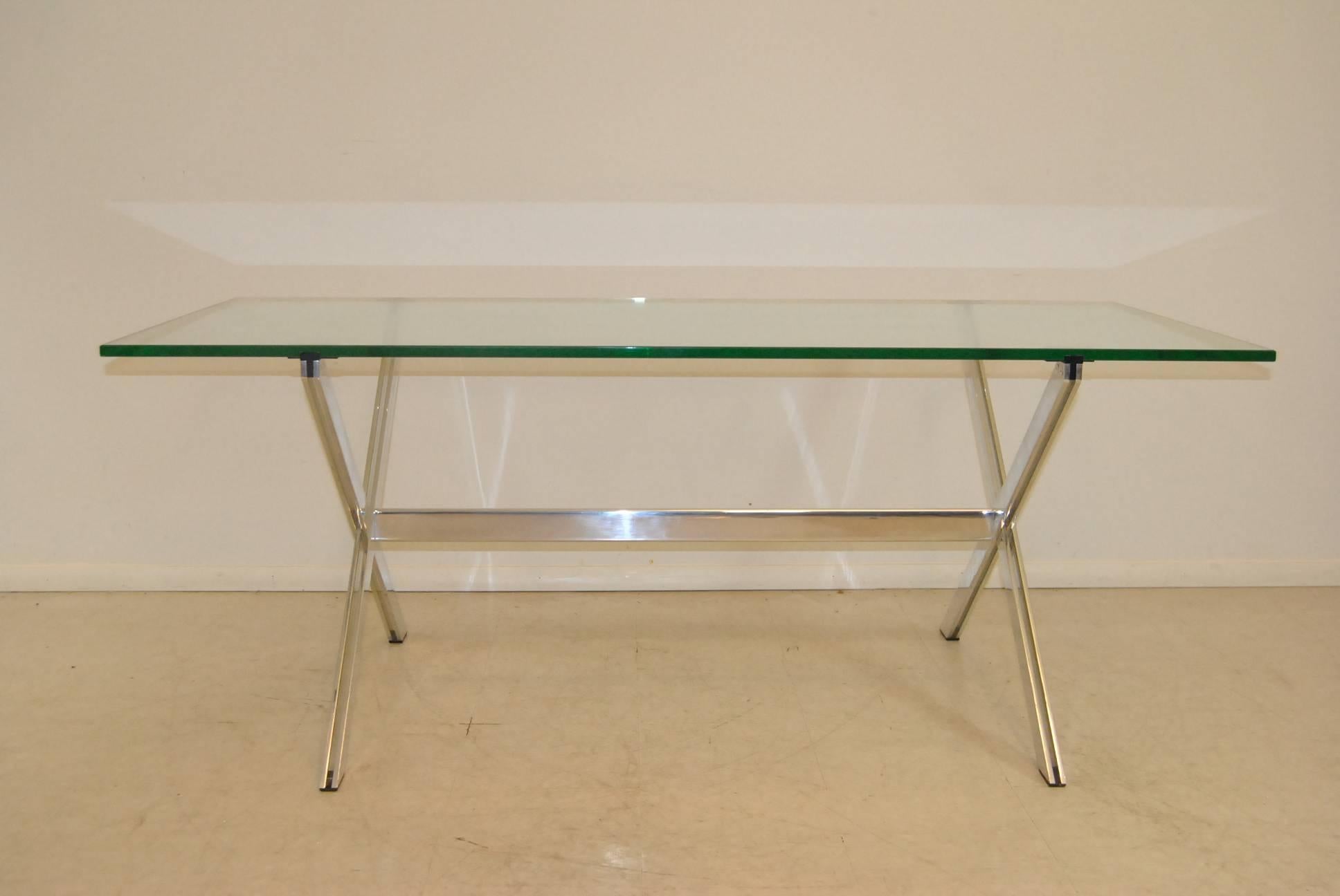 Une grande table de salle à manger ou de conférence de style moderne du milieu du siècle par John Vesey. Cette fantastique table est dotée d'une base en X en aluminium poli et d'un plateau en verre. Le verre a une épaisseur de 1/2