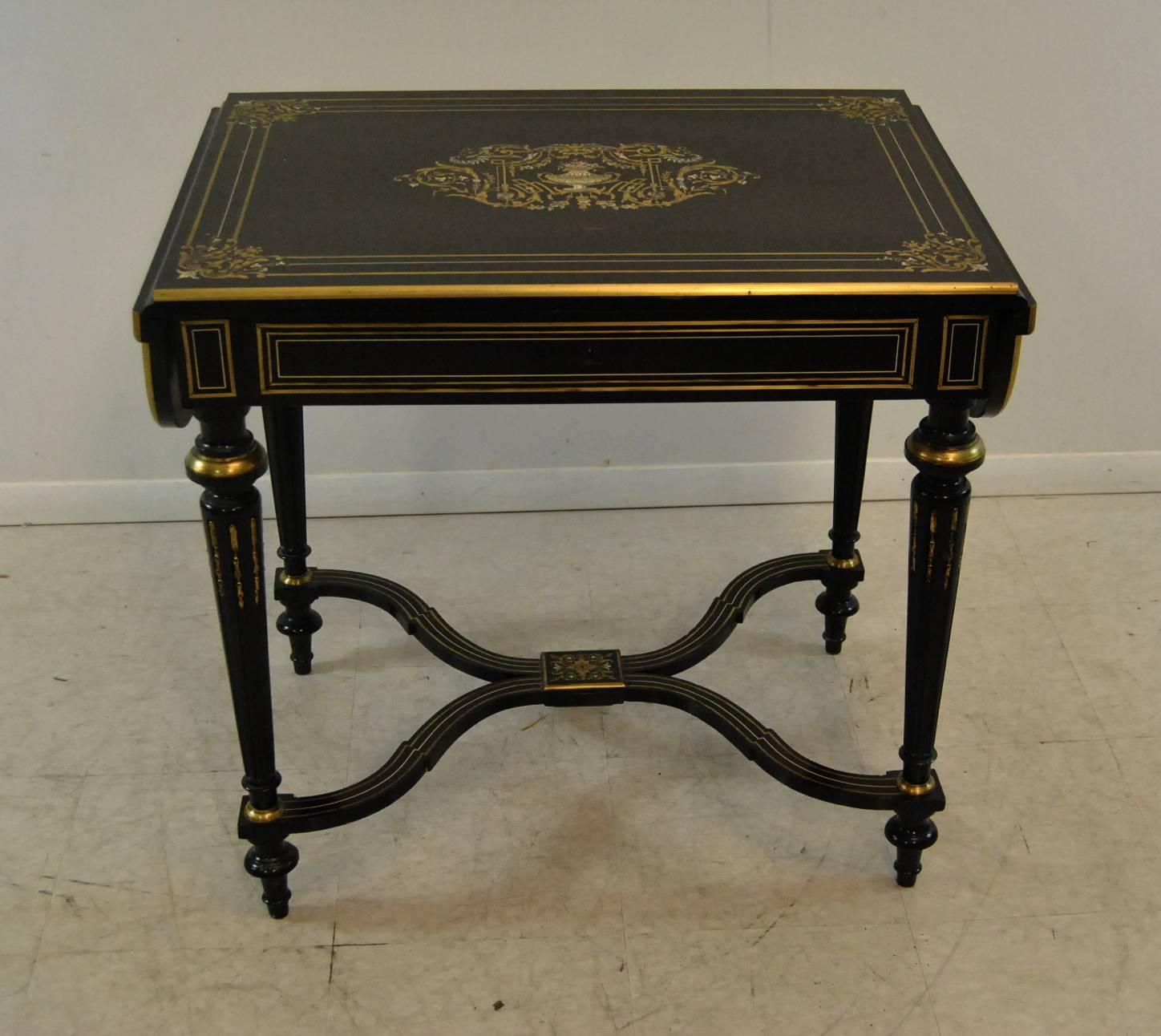 Cette table à abattant du 19e siècle présente une finition ébénisée avec un motif de panier fleuri incrusté en laiton et en nacre. Mesure : Les feuilles formées augmentent la largeur à 44,5