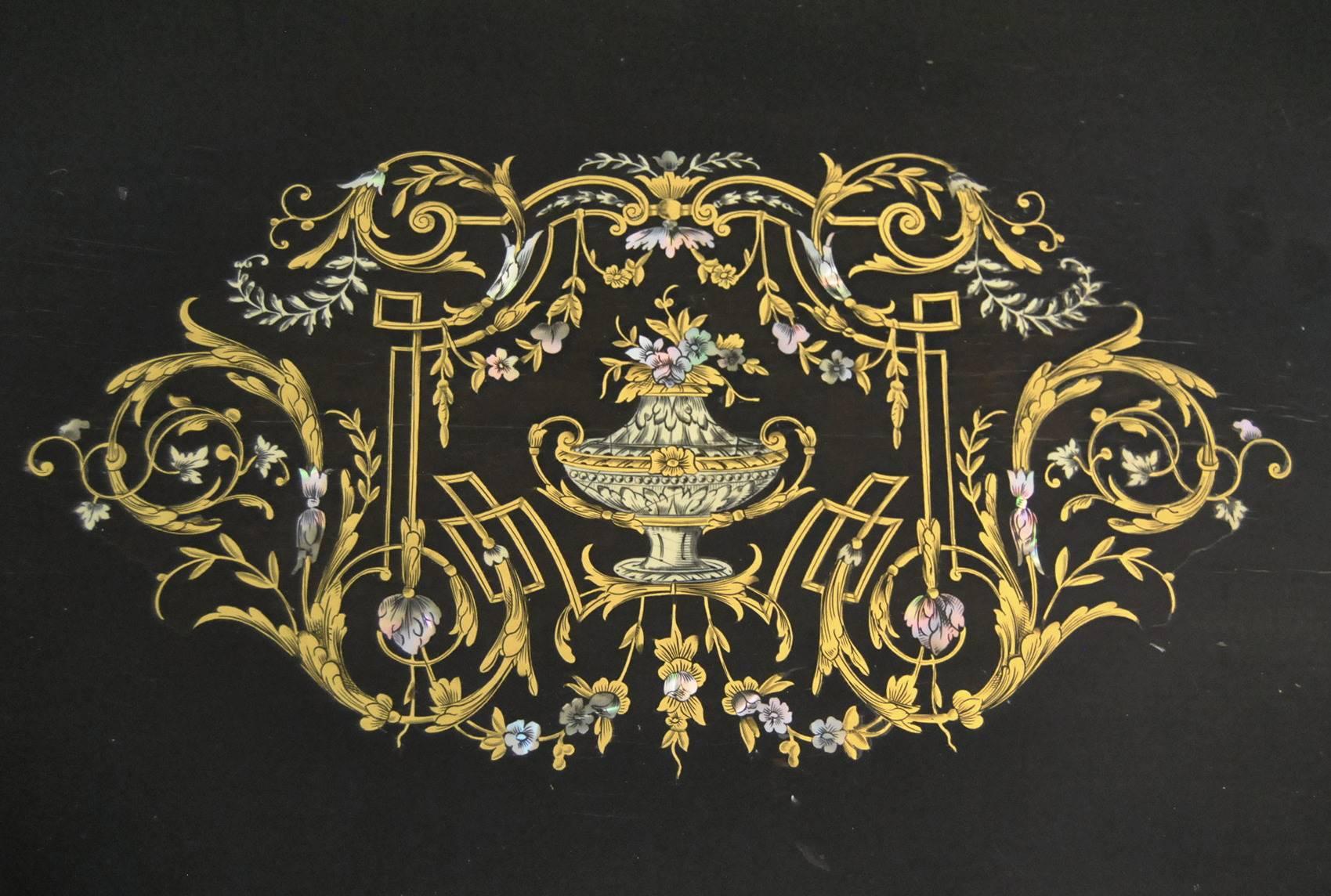 Bois Table à abattant en forme de feuille d'ébène du 19ème siècle avec incrustation de nacre et laiton