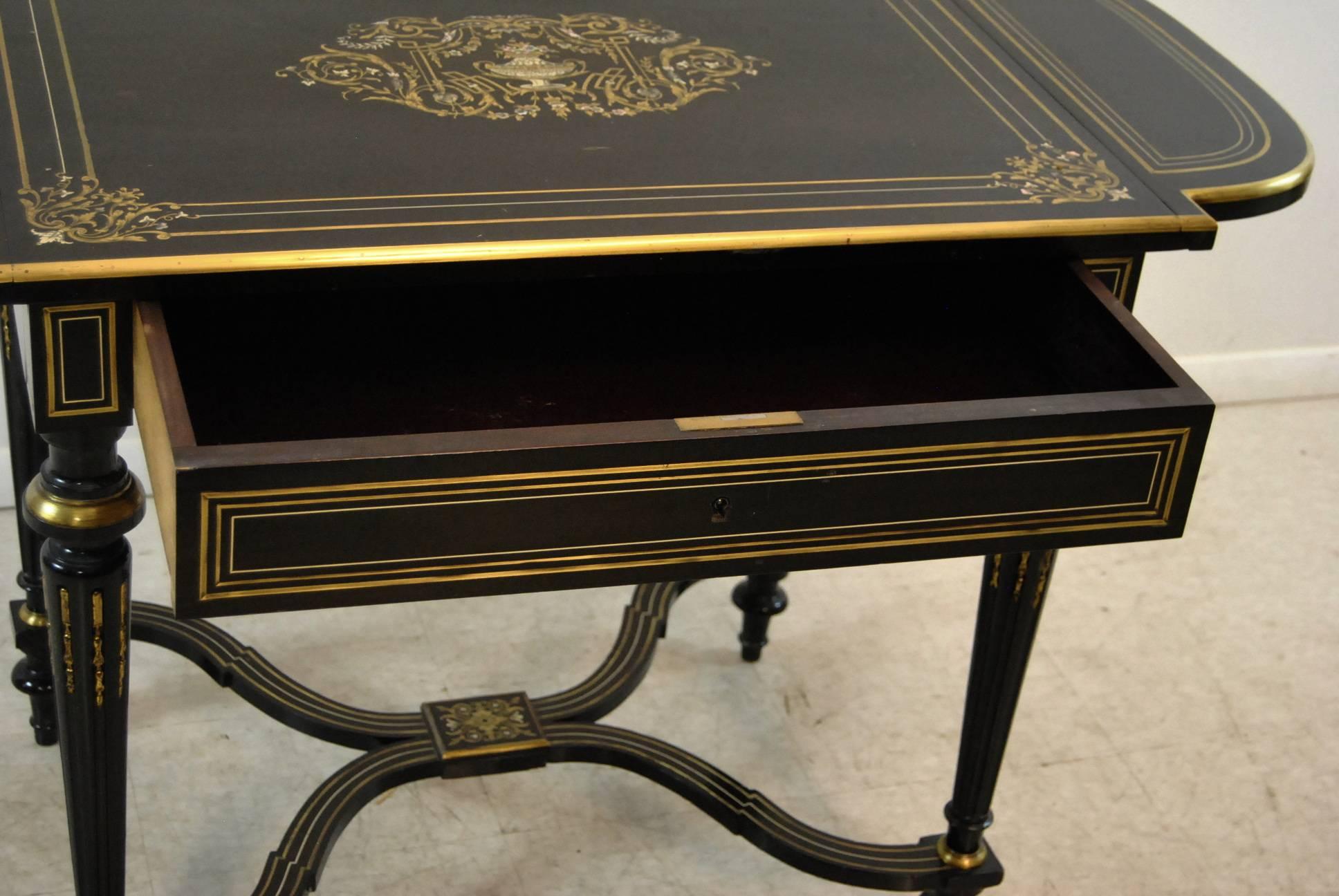 Table à abattant en forme de feuille d'ébène du 19ème siècle avec incrustation de nacre et laiton 4
