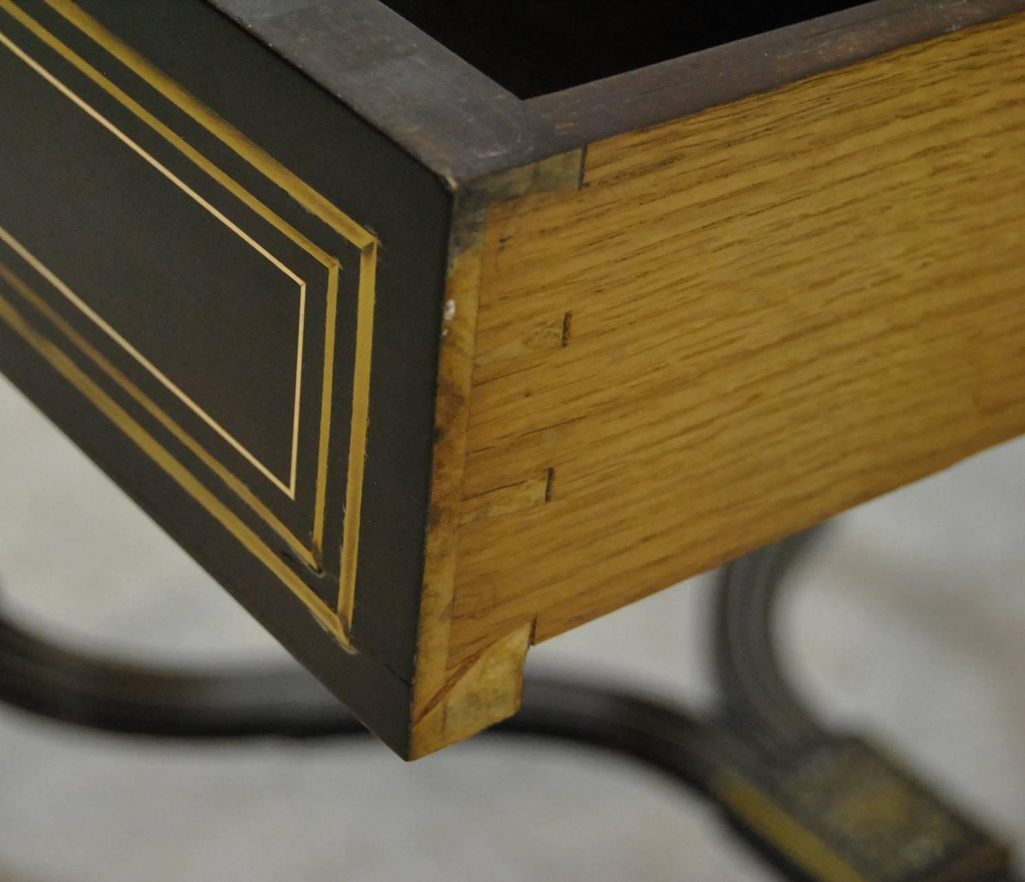 Table à abattant en forme de feuille d'ébène du 19ème siècle avec incrustation de nacre et laiton 5