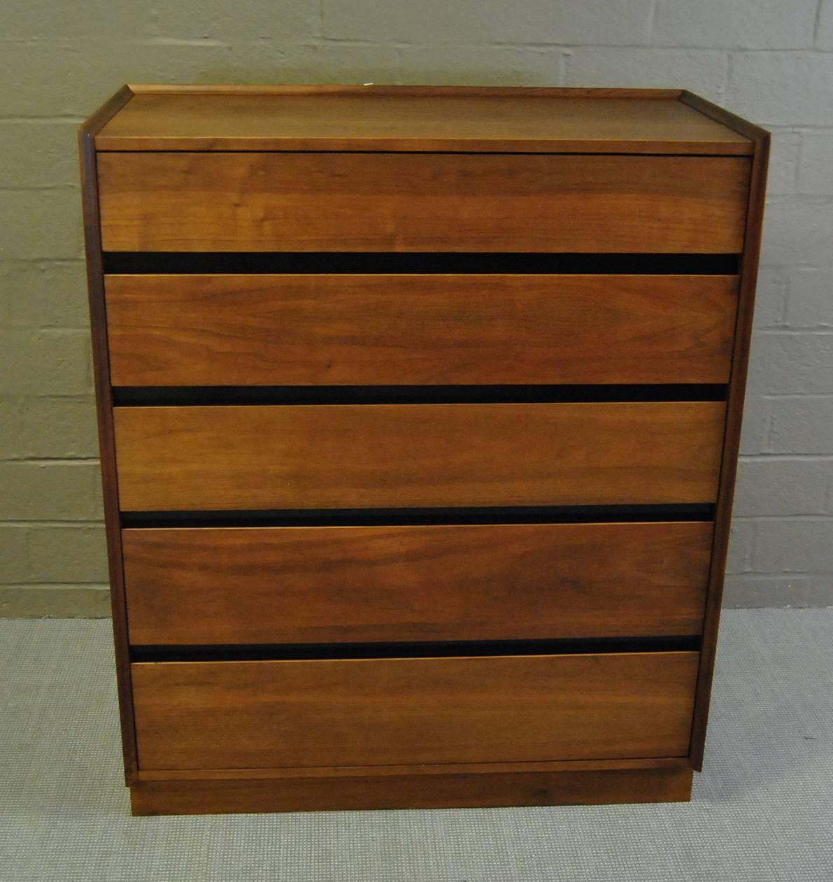 Great Mid-Century Modern five-drawer walnut chest by Dillingham. The chest feature walnut wood grained drawer fronts with blackout edges. This is part of the Esprit collection which was designed by Merton L. Gershun for the Dillingham Esprit