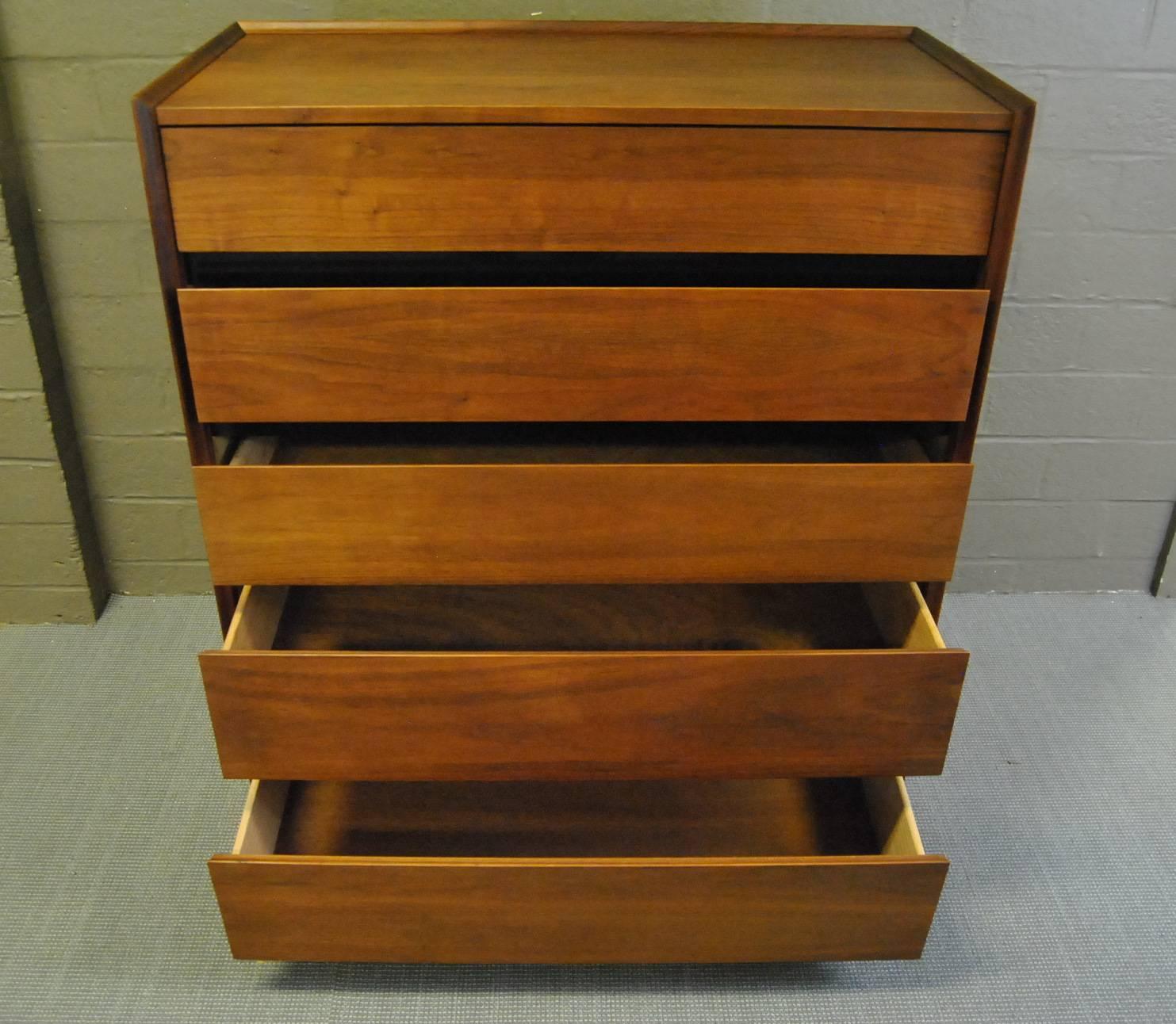 Mid-Century Modern Five-Drawer Walnut Tall Chest by Dillingham Esprit Collection In Good Condition In Toledo, OH