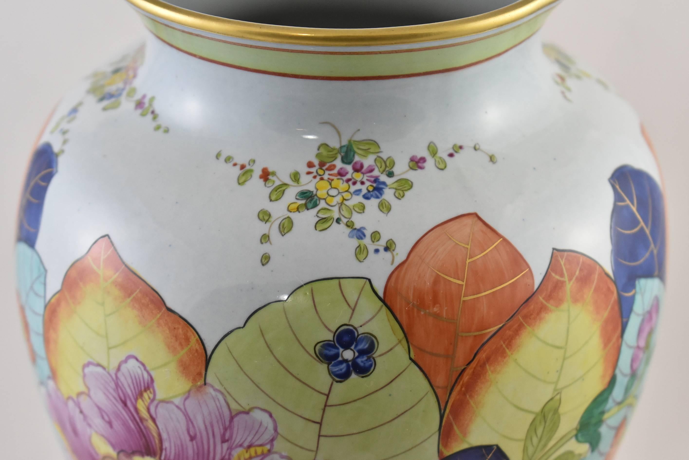 Hand-Painted Italian Vase in the Tobacco Leaf Pattern Attributed to Mottahedah For Sale 1