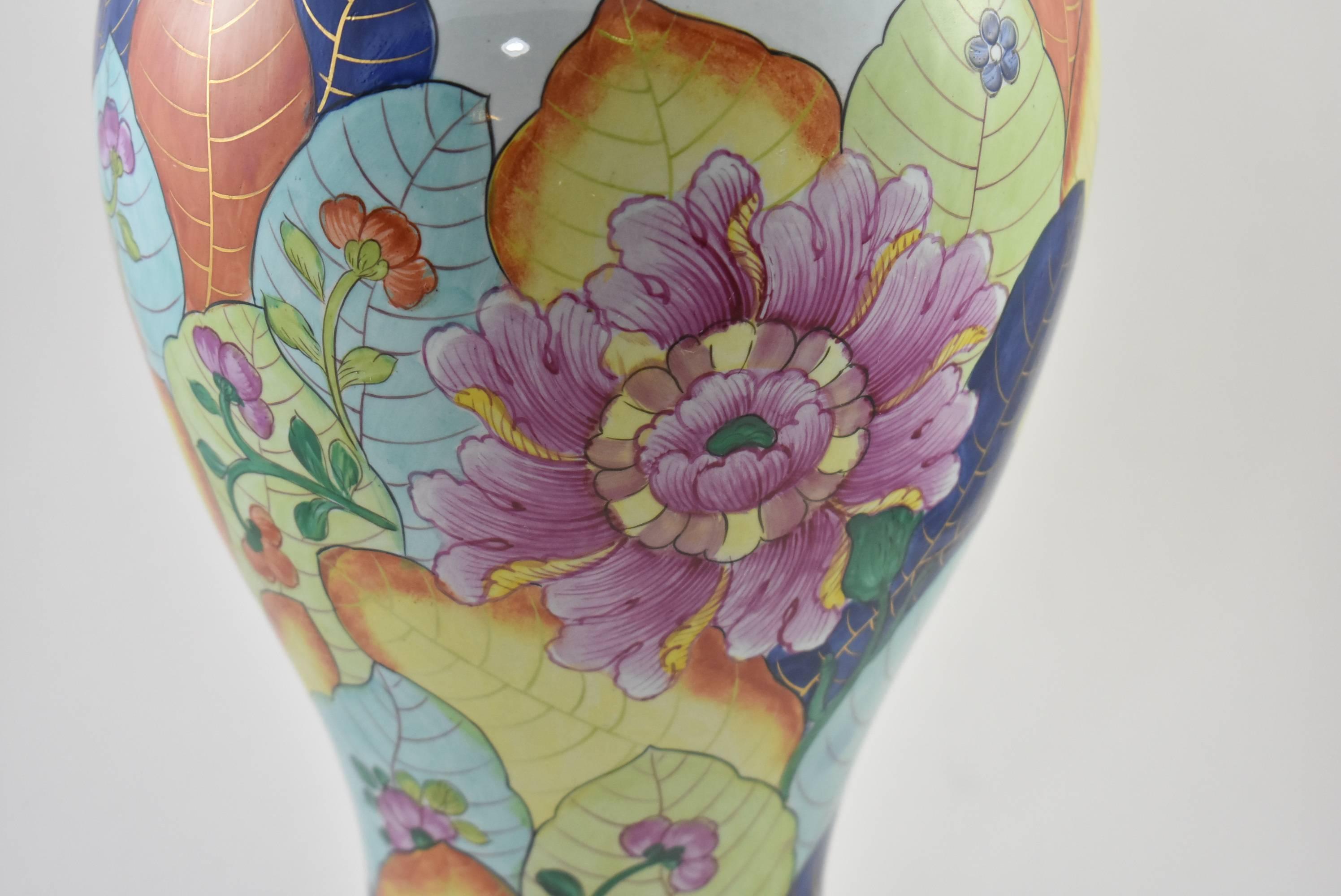 Hand-Painted Italian Vase in the Tobacco Leaf Pattern Attributed to Mottahedah In Good Condition For Sale In Toledo, OH