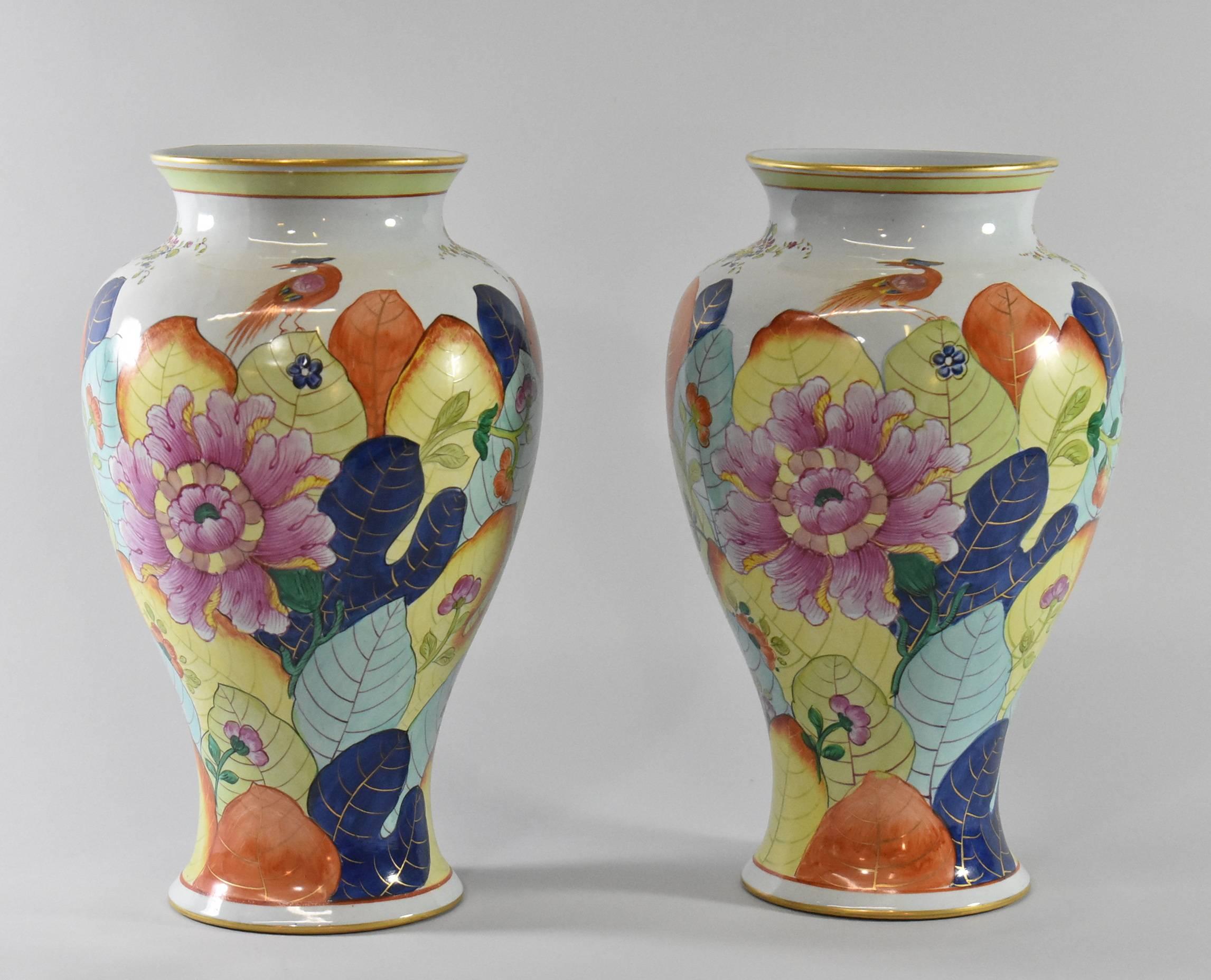 Hand-Painted Italian Vase in the Tobacco Leaf Pattern Attributed to Mottahedah For Sale 2