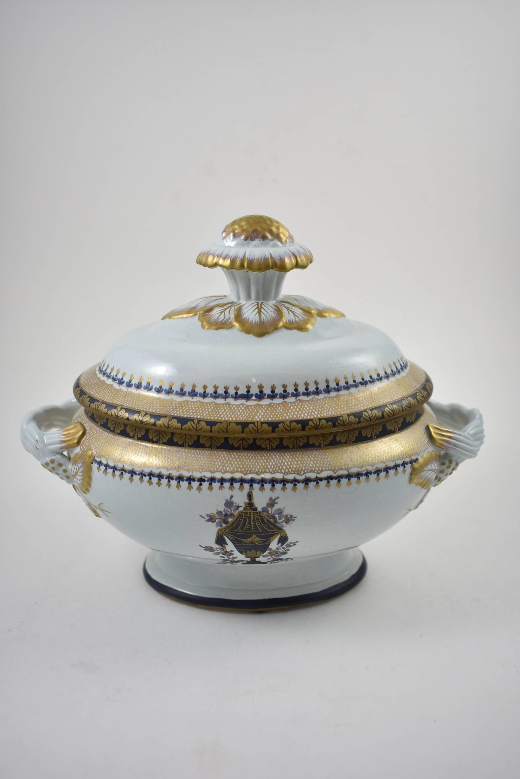 Porcelaine Reproduction italienne de la soupière à couvercle en porcelaine de Mottahedeh, créée par Mottahedeh en vente