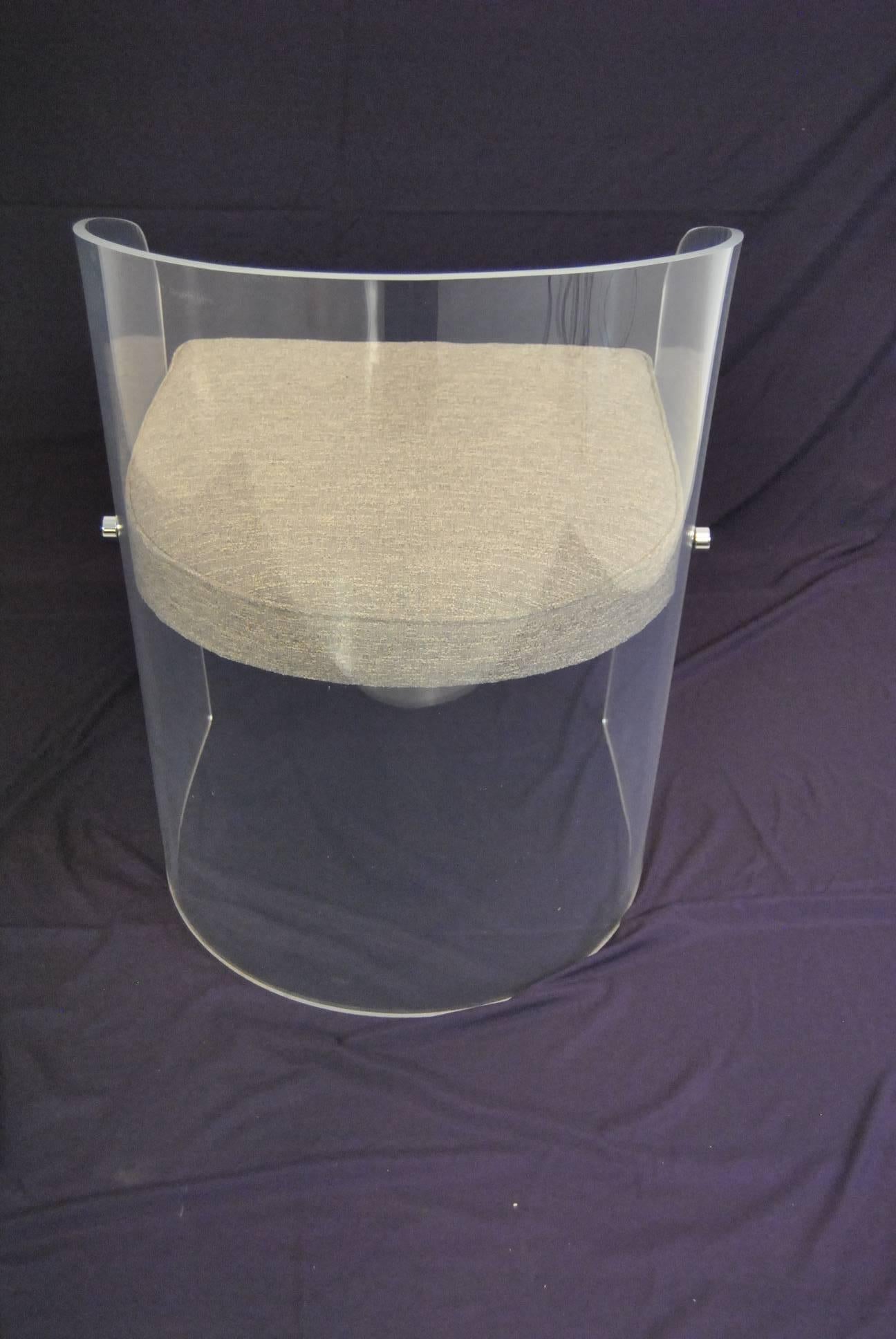 Set of Four Lucite Barrel Chairs In Good Condition For Sale In Toledo, OH