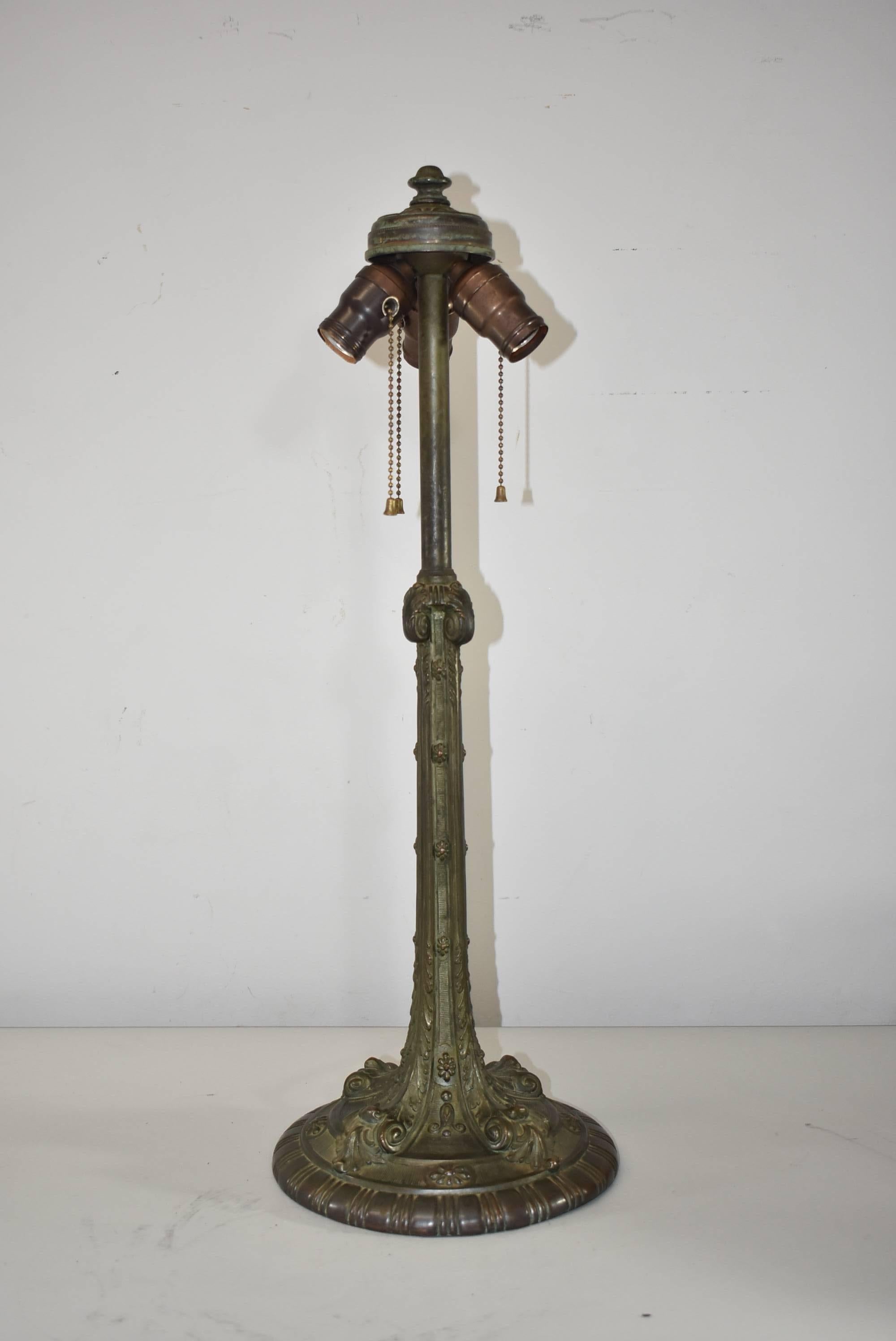 Arts and Crafts Lampe de bureau n° 523 en verre delag plombé pivoine de Wilkinson en vente