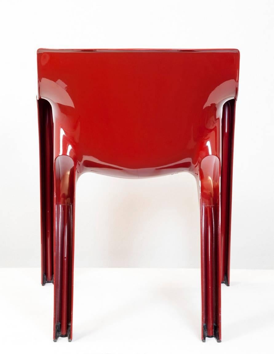 Chair 'Gaudi'.
Design by Vico Magistretti, (1970).
Manufactured by Artemide, Italy.
Wine red lacquered plastic.
Measures: W 55.0 cm / D 60.0 cm / H 73.0 cm.