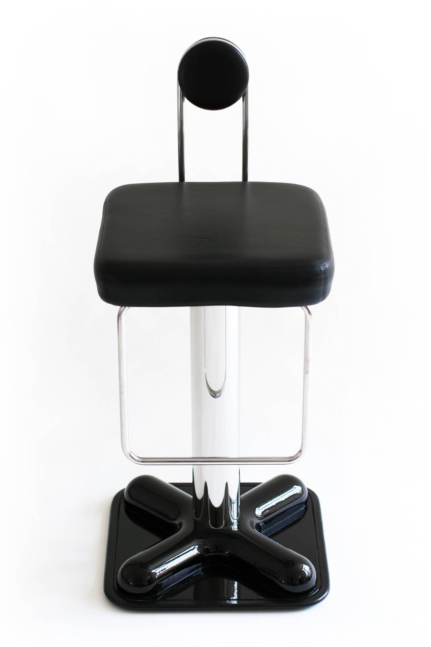 Bar stool 'Birillo.'
Design by Joe Colombo (1971).
Manufactured by Zanotta, Italy.
Chromed metal base, black lacquered plastic foot, black leather upholstery.
Measures: W 47.0 cm / D 52.0 cm / H 107.00 cm / SH 77.0 cm.