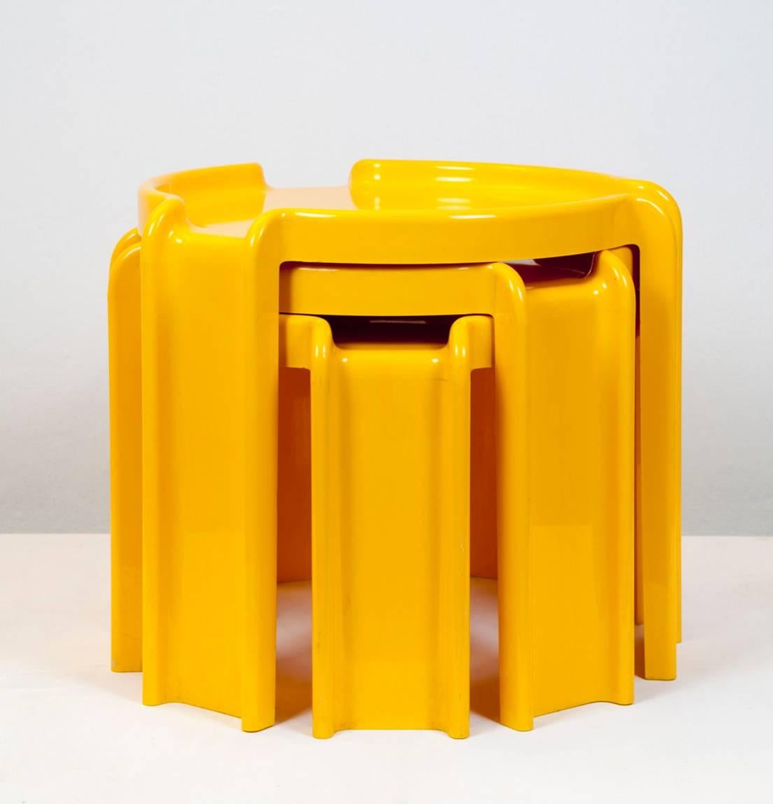 Set of nesting tables.
Design by Giotto Stoppino (1968).
Manufactured by Beylerian/Kartell, USA.
Yellow plastic.
D 42.5 cm / H max. 41.0 cm.
