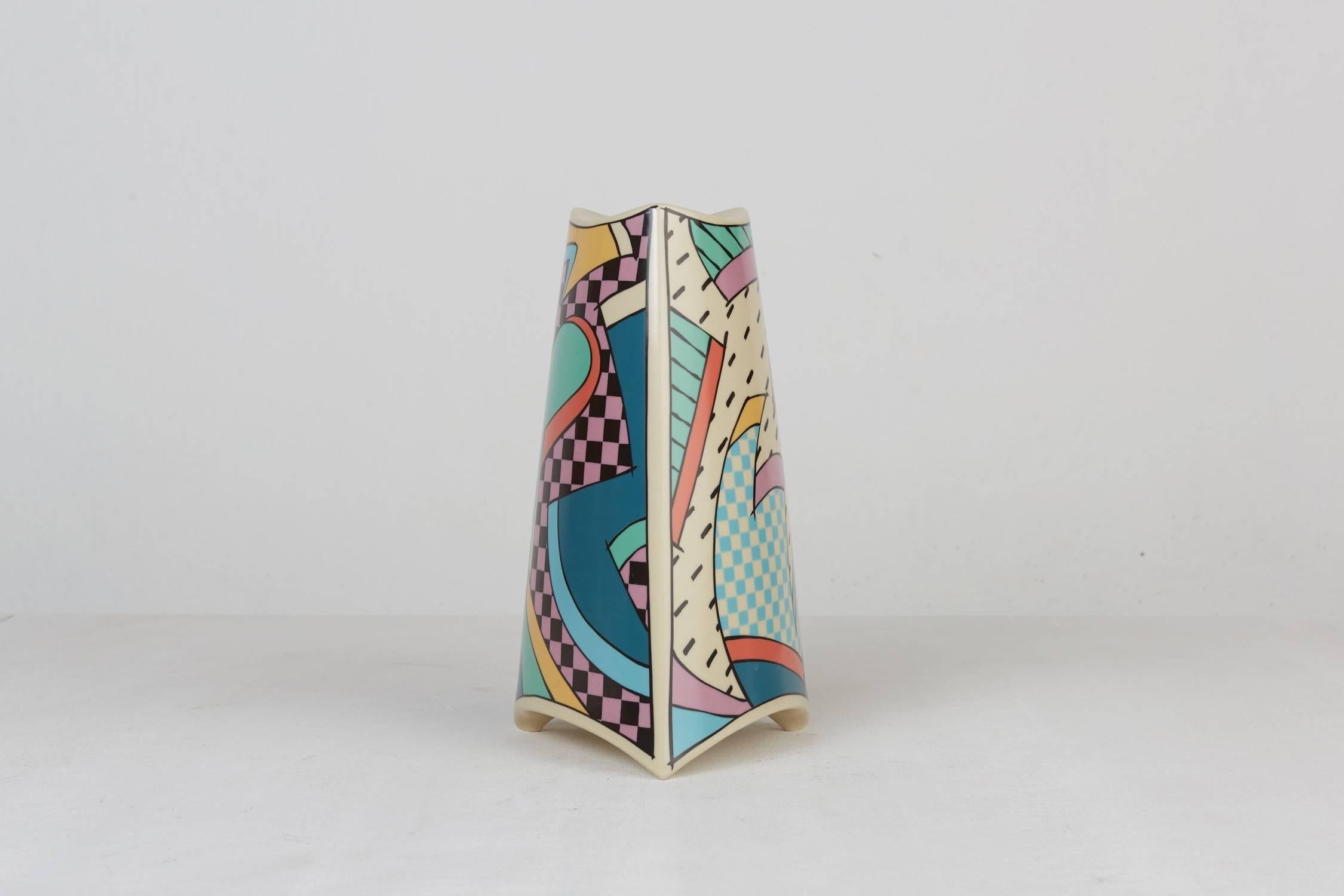 Vase 'Flash' with 'Flash One' pattern.
Design by Dorothy Hafner (1985).
Manufactured by Rosenthal, Germany.
Measures: H 24 cm.
Porcelain, multicolored.
Out of production.