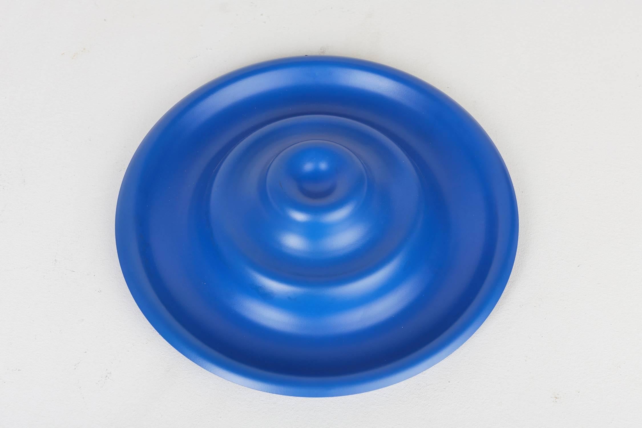 Fruit bowl 'Ondula'.
Design by Achille Castiglioni (1996).
Manufactured by Alessi, Italy.
D 31.5 cm, H 6 cm.
Blue lacquered steel.
Out of production.