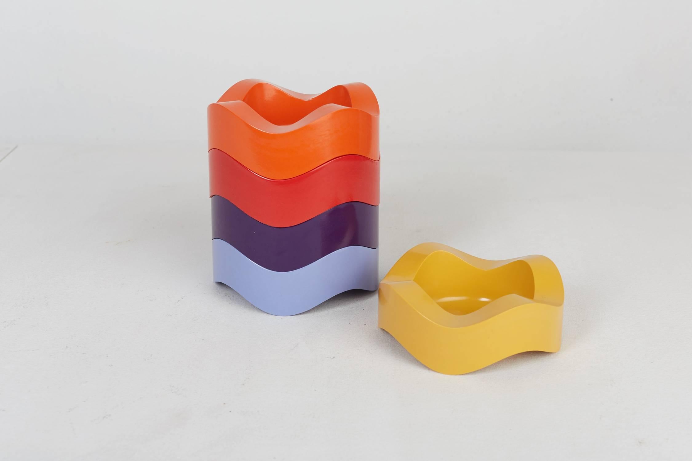 Five stackable ashtrays 'Sinus', model no. 84005.
Design by Walter Zeischeg (1966).
Manufactured by Helit, Germany.
Red, orange, yellow, purple and lilac melamine.
Measures: D 13 cm, H 5 cm.
Out of production.