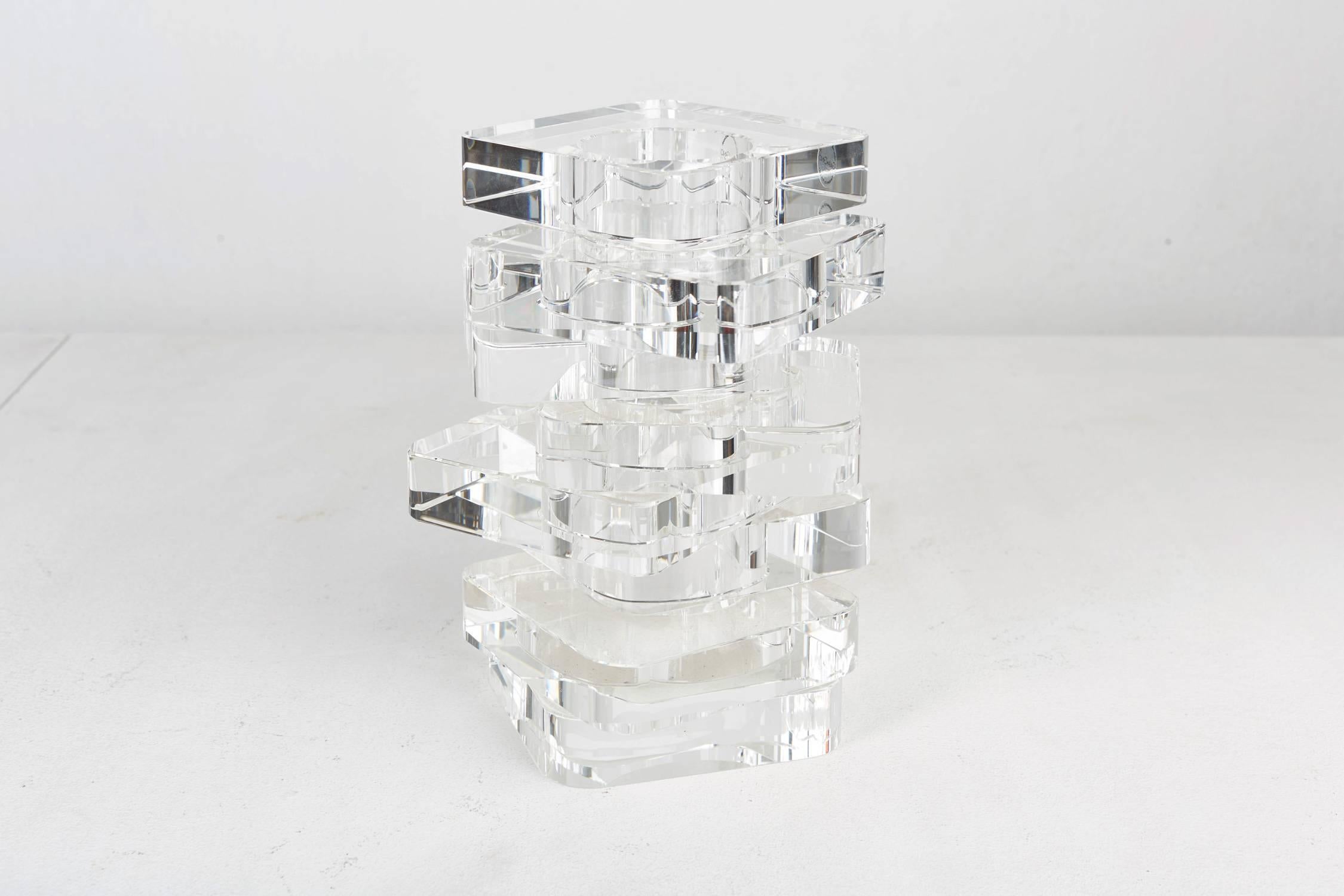 Vase from the 'Twisters' collection, optical glass, signed.
Designed by Arik Levy (2007).
Manufactured by Gaia & Gino (Turkey).
Optical glass.
Measures: H 20 cm, D 16.5 cm.
Out of production.