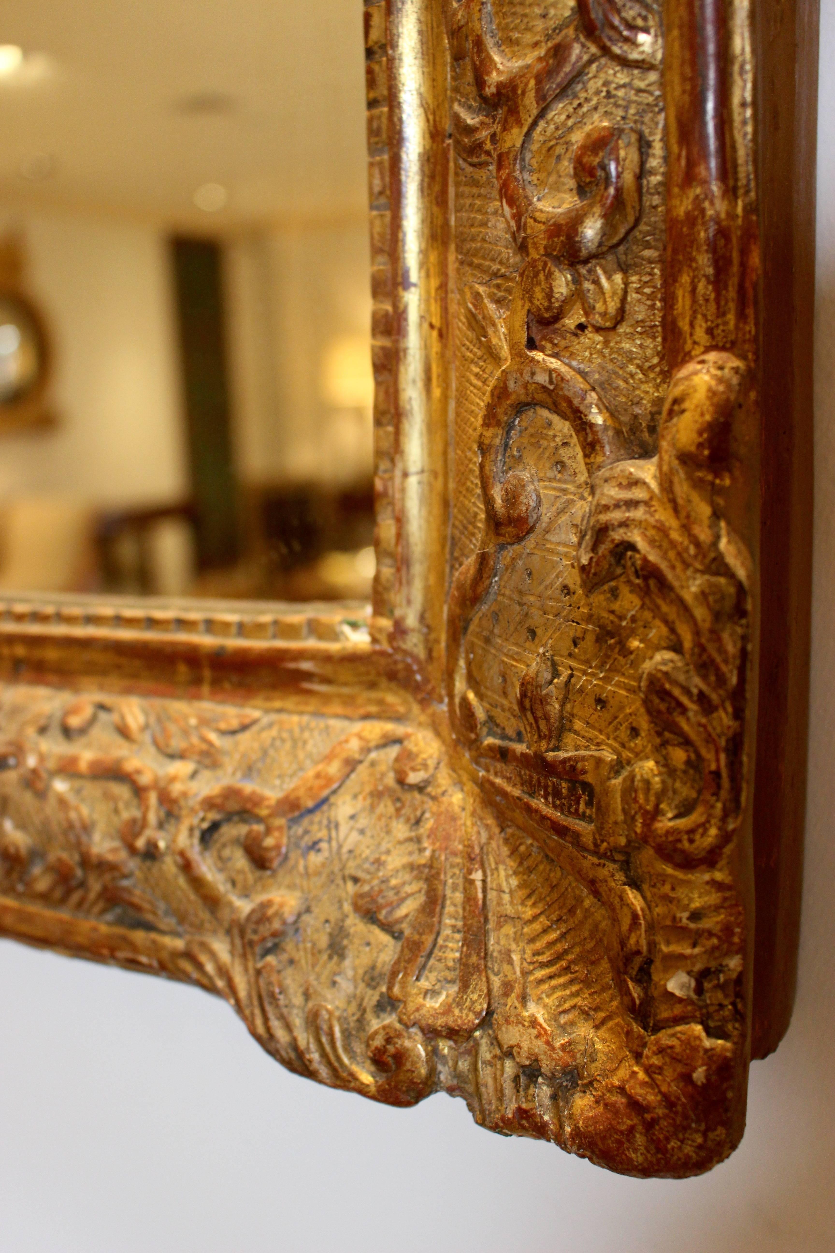 Français Miroir en bois doré sculpté de style baroque du 18e siècle de la période de la Rgence française en vente
