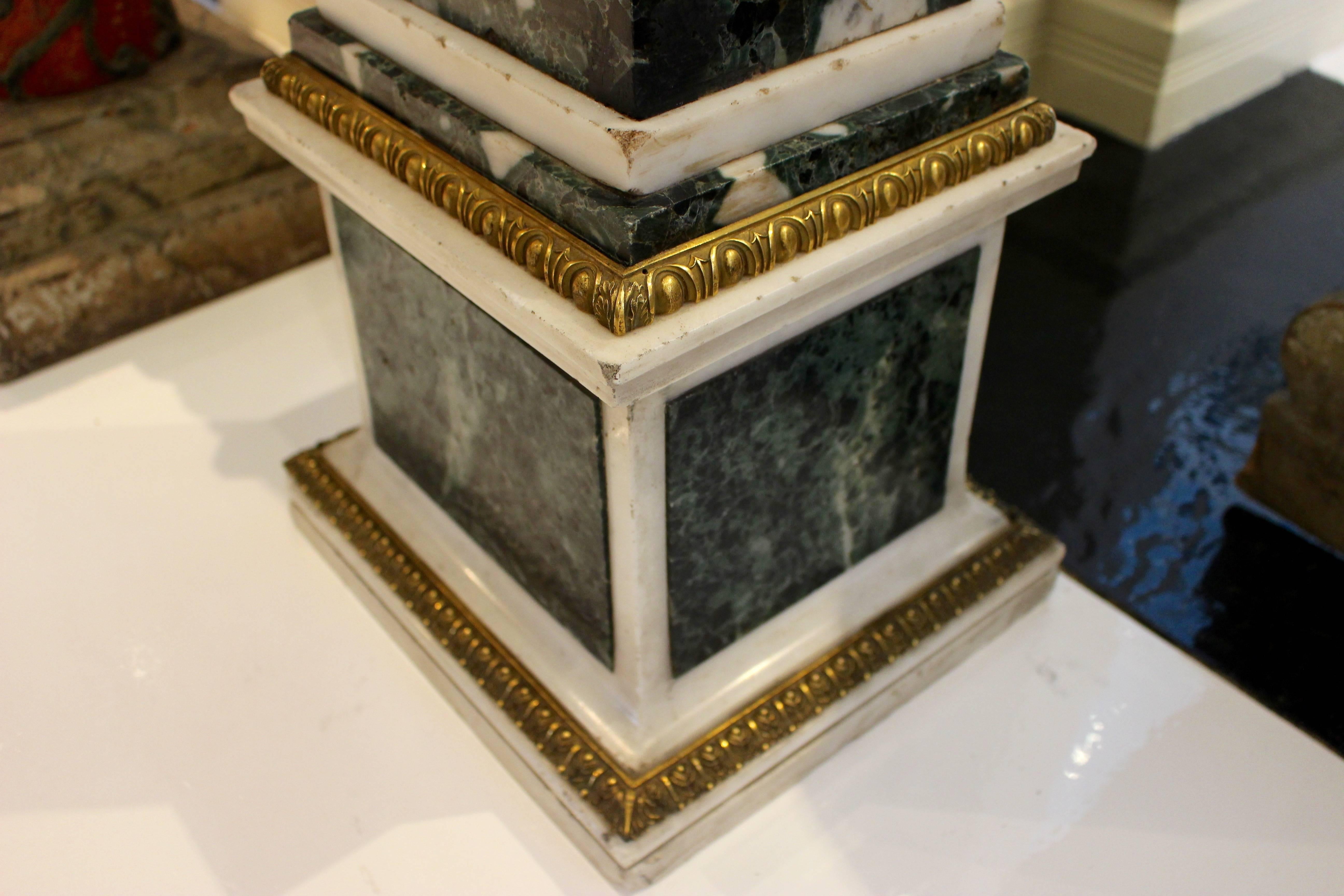 Doré Obélisque néoclassique italien monté en bronze verde antico et marbre blanc en vente