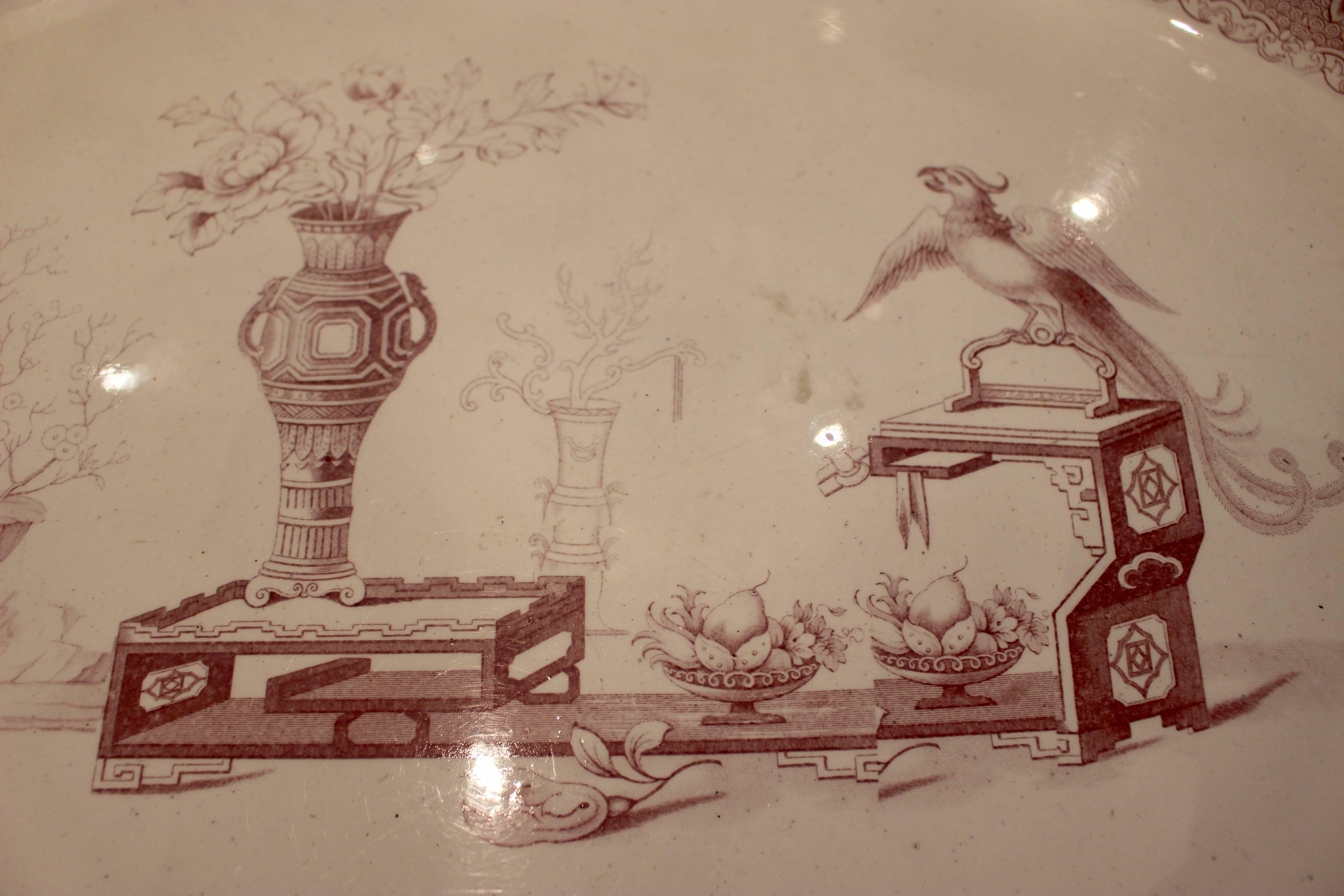 Großer englischer Fayence-Servierteller aus dem 19. Jahrhundert mit Chinoiserie-Szene (Englisch) im Angebot