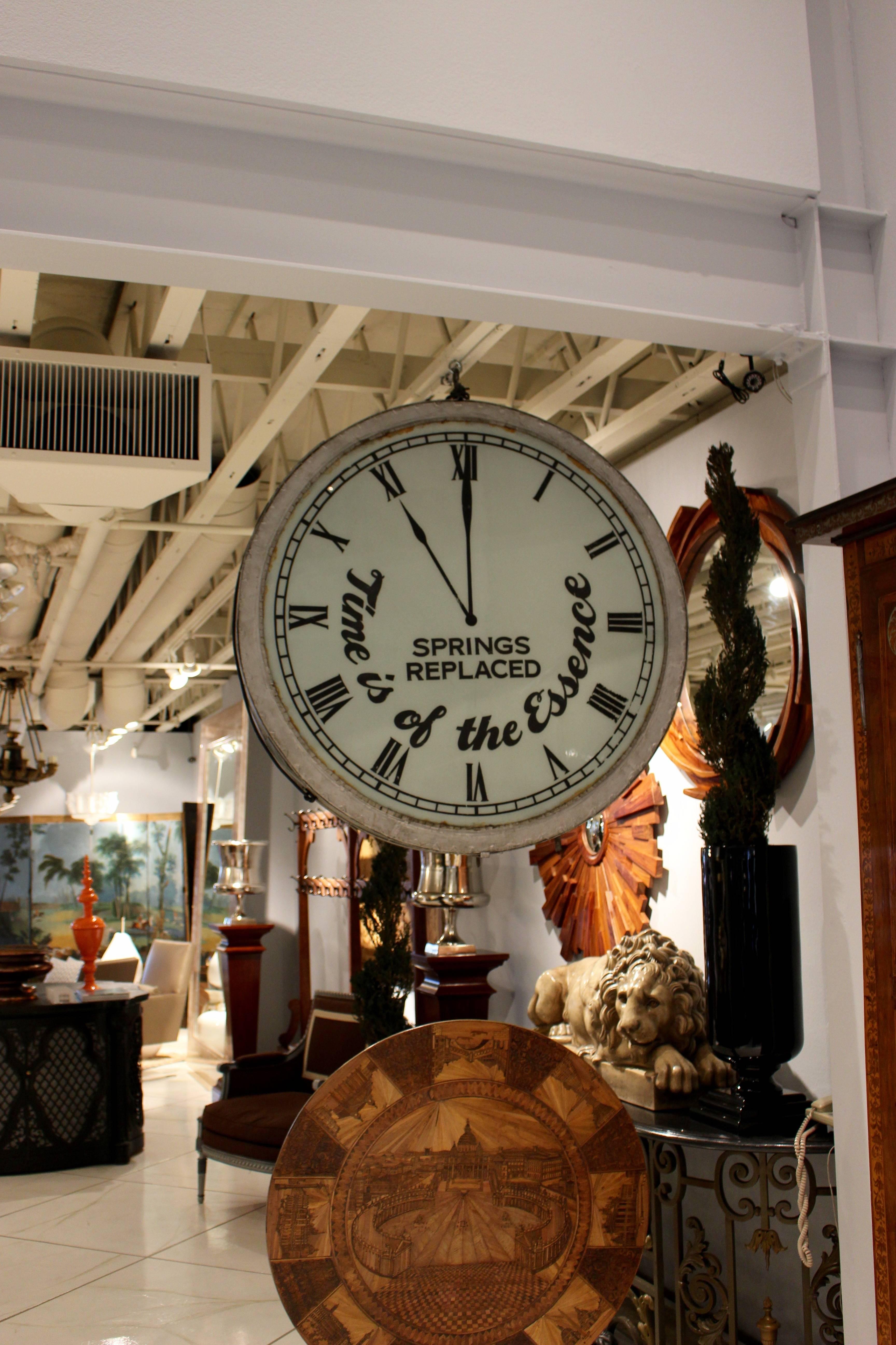Panneau en métal d'horloger vintage surdimensionné « The Time is of the Essence » en forme d'horloge Bon état - En vente à Palm Desert, CA