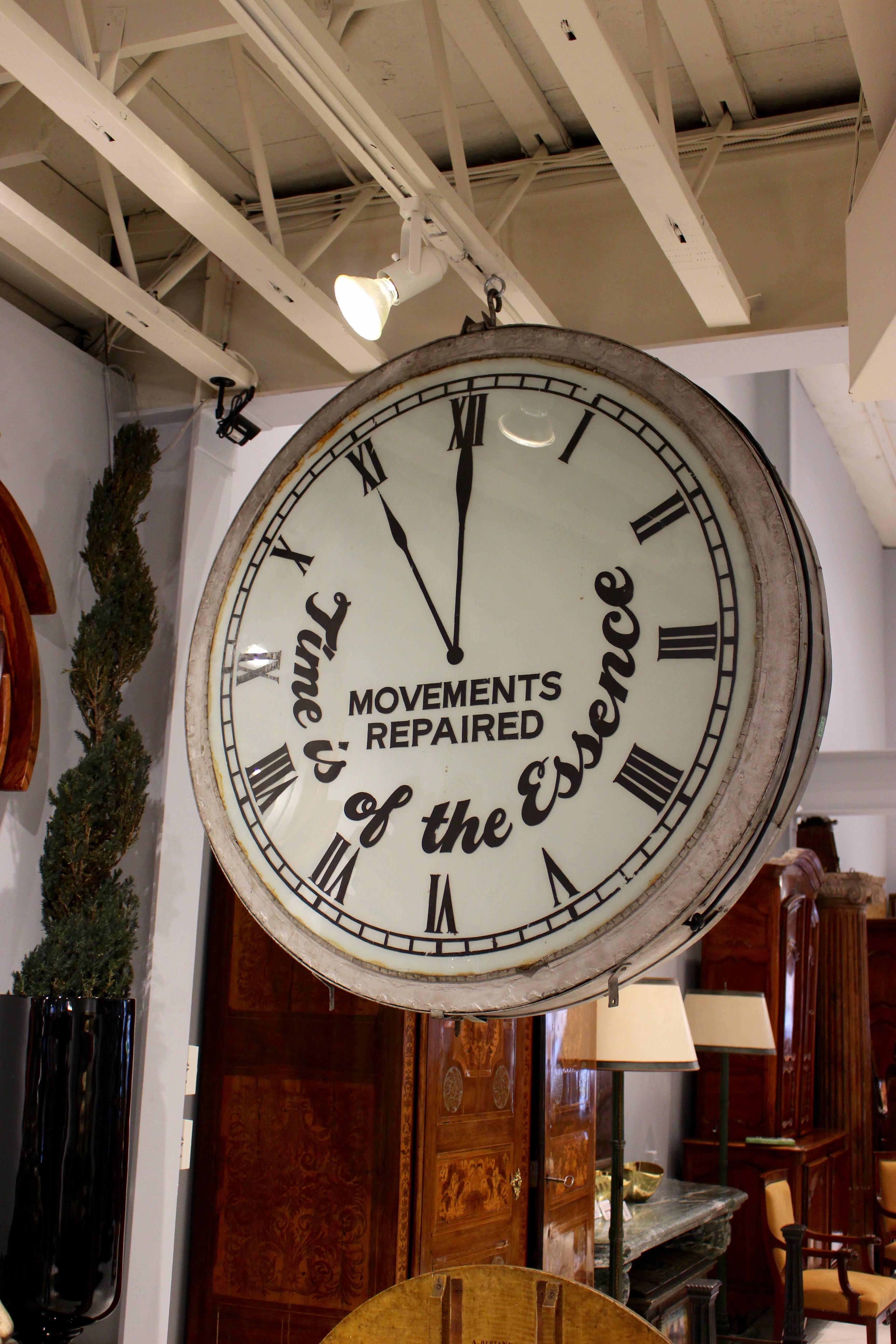 20ième siècle Panneau en métal d'horloger vintage surdimensionné « The Time is of the Essence » en forme d'horloge en vente