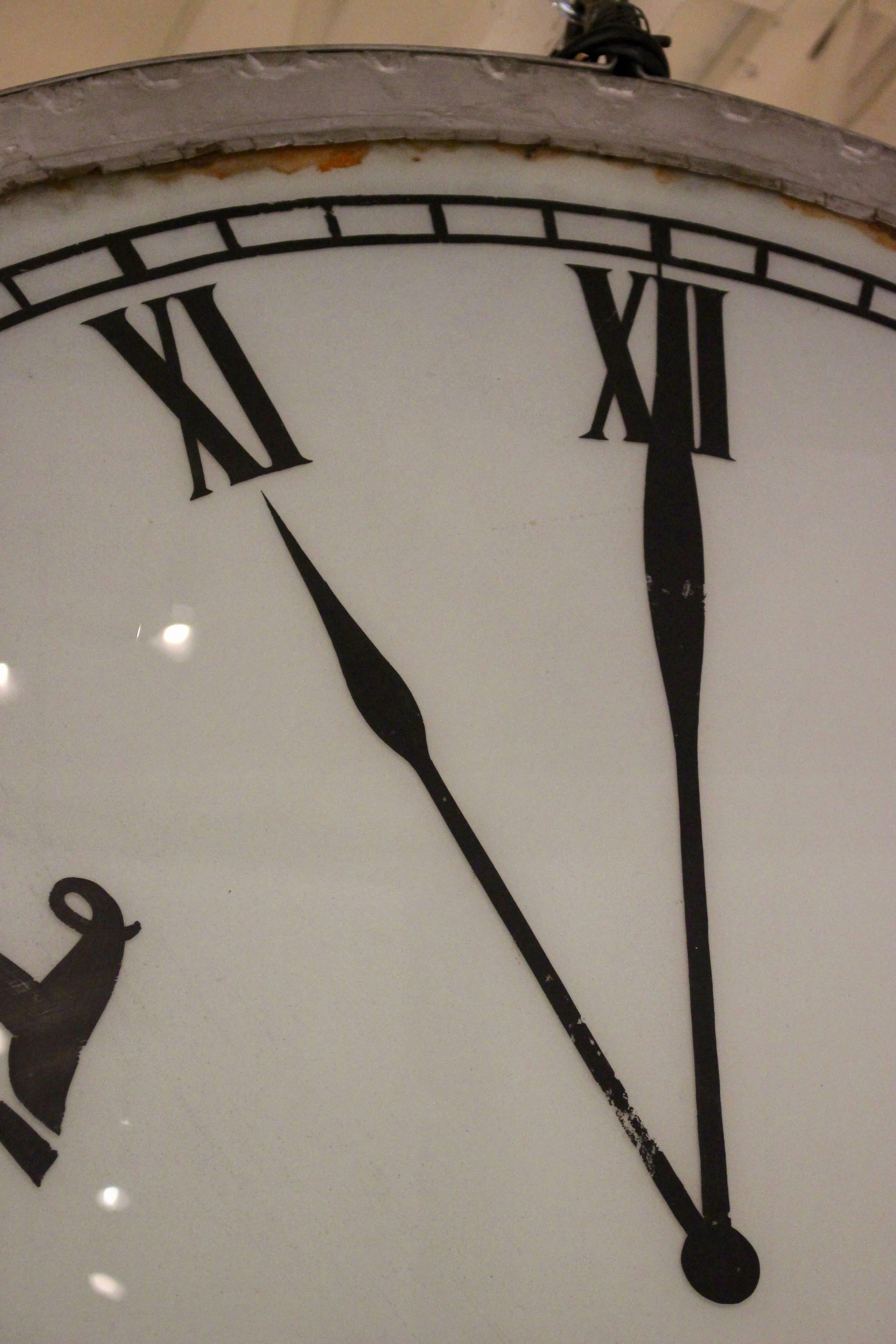 Panneau en métal d'horloger vintage surdimensionné « The Time is of the Essence » en forme d'horloge en vente 3