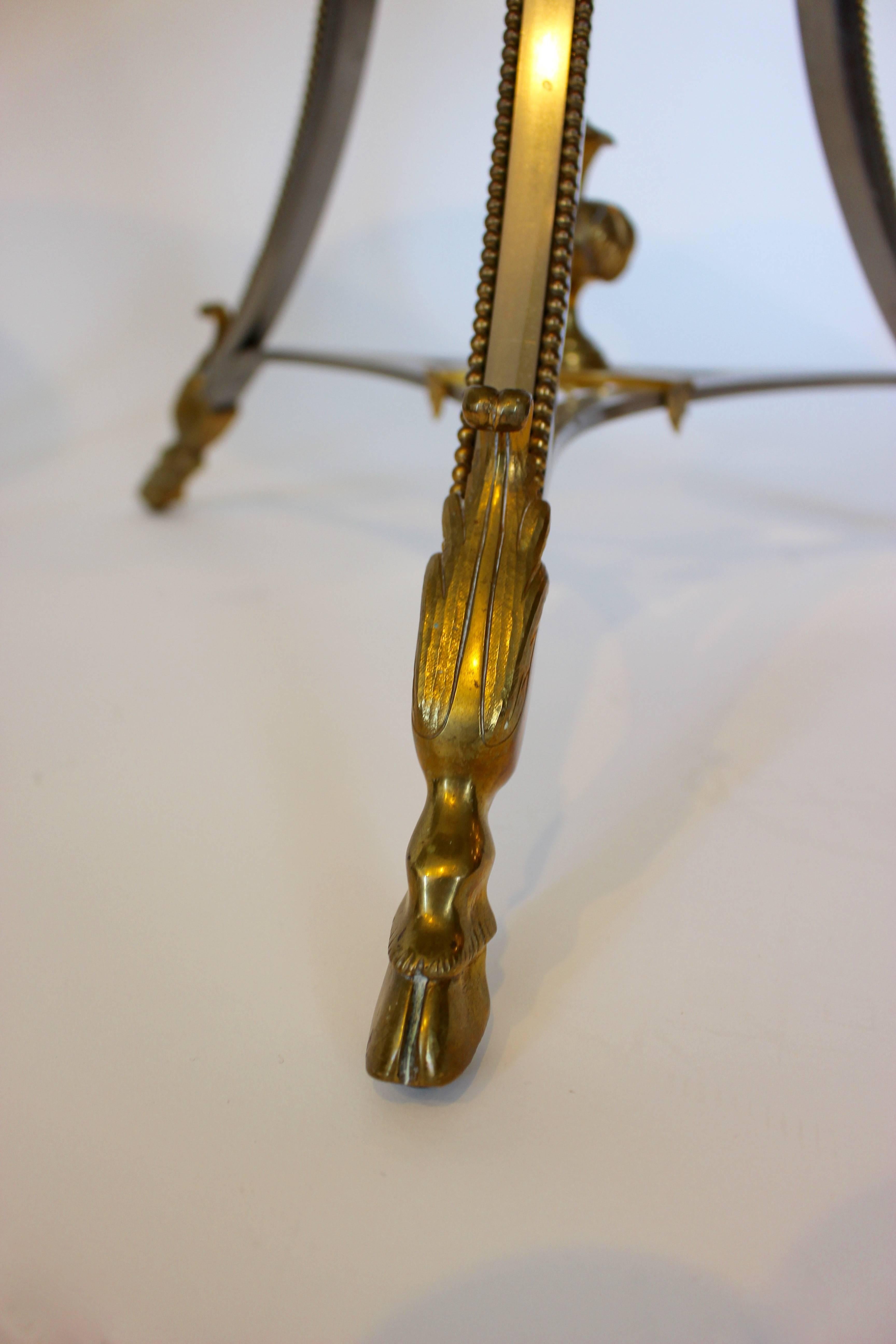 Marbre Paire de tables Guridon en bronze doré et métal avec plateau en marbre noir et masques de béliers en vente