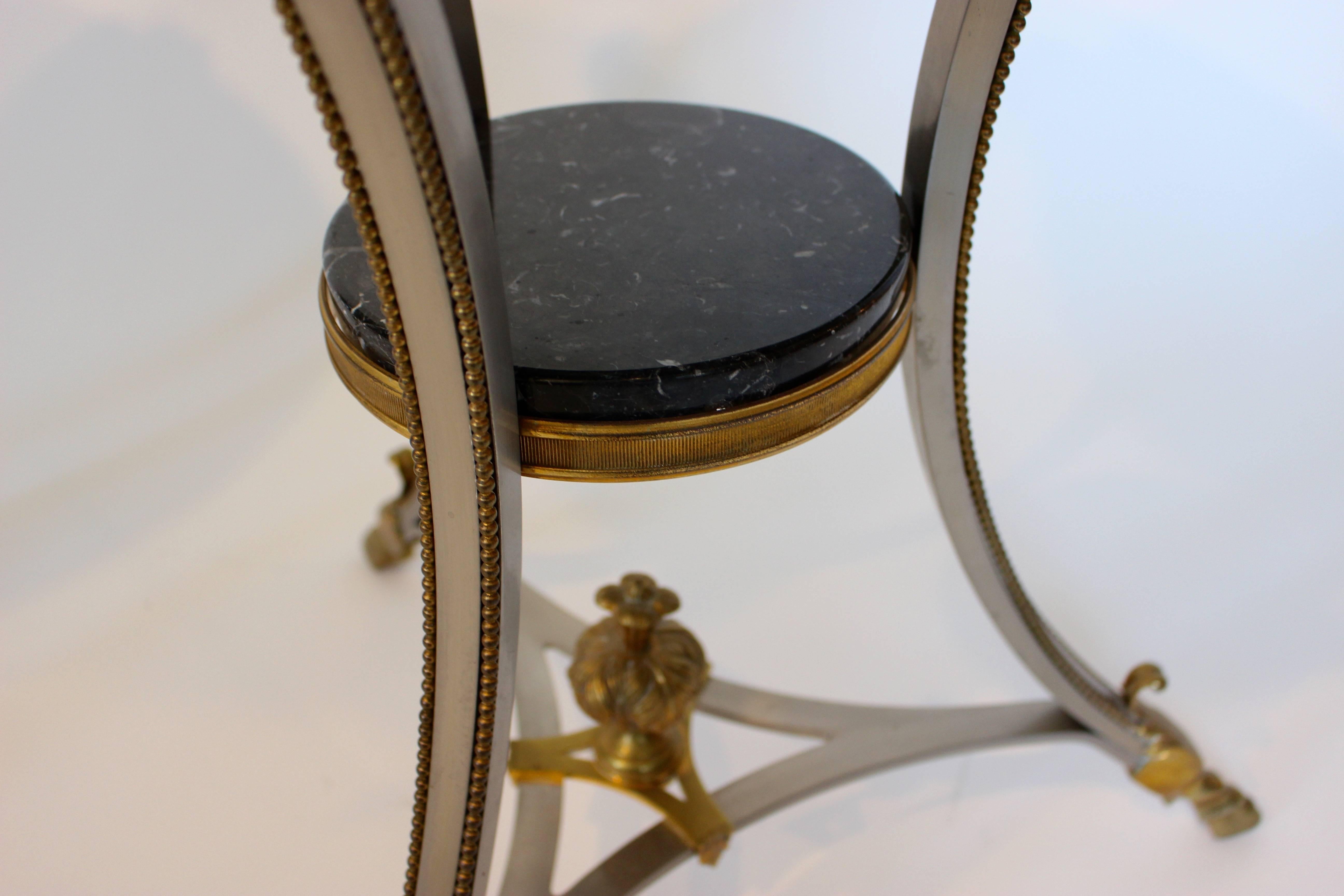 Guridon-Tische aus Goldbronze und Metall mit schwarzer Marmorplatte und Widdermasken, Paar im Zustand „Gut“ im Angebot in Palm Desert, CA
