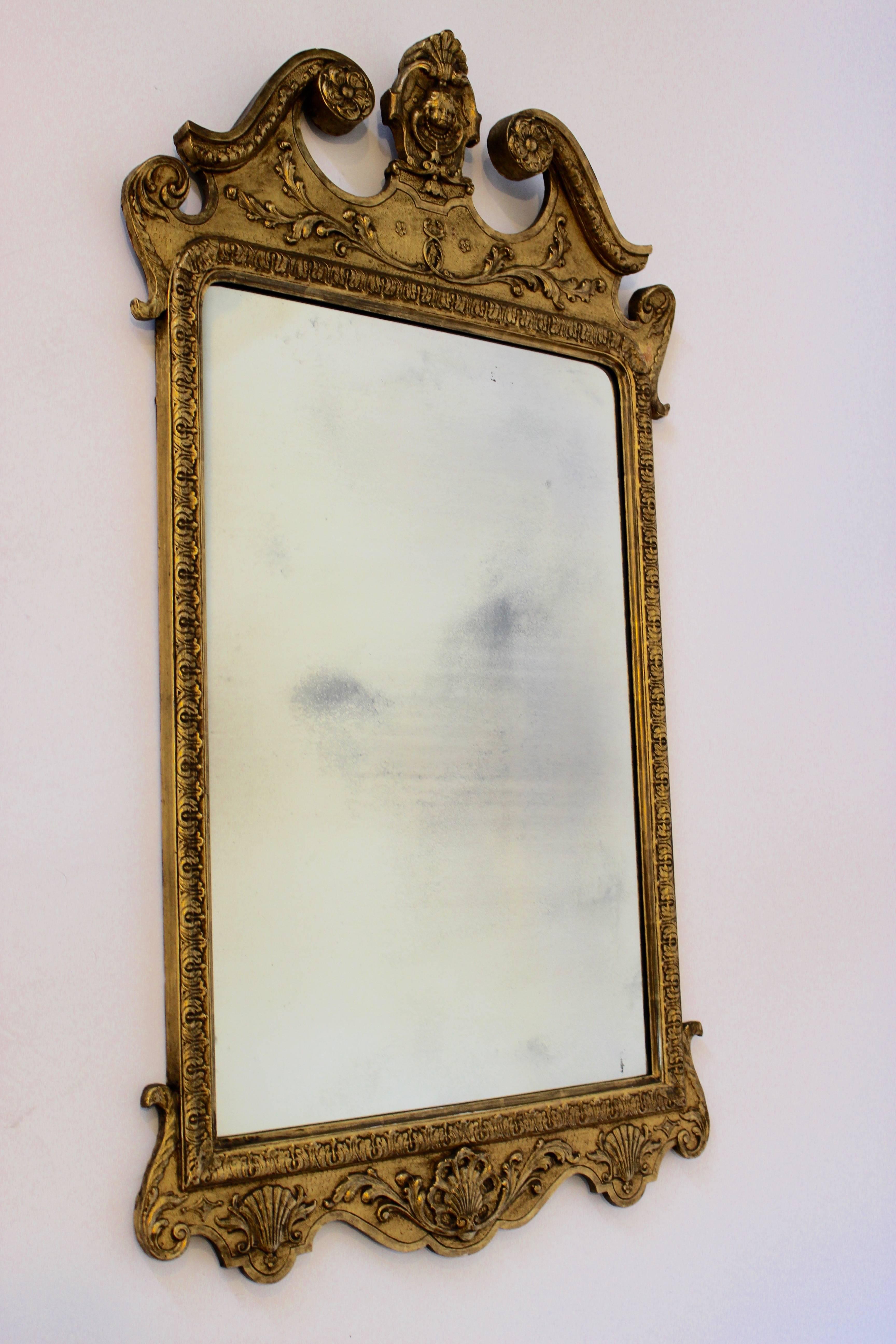 Anglais Miroir de pilier en gesso doré George I avec fronton en forme de col de cygne et décoration sculptée en vente