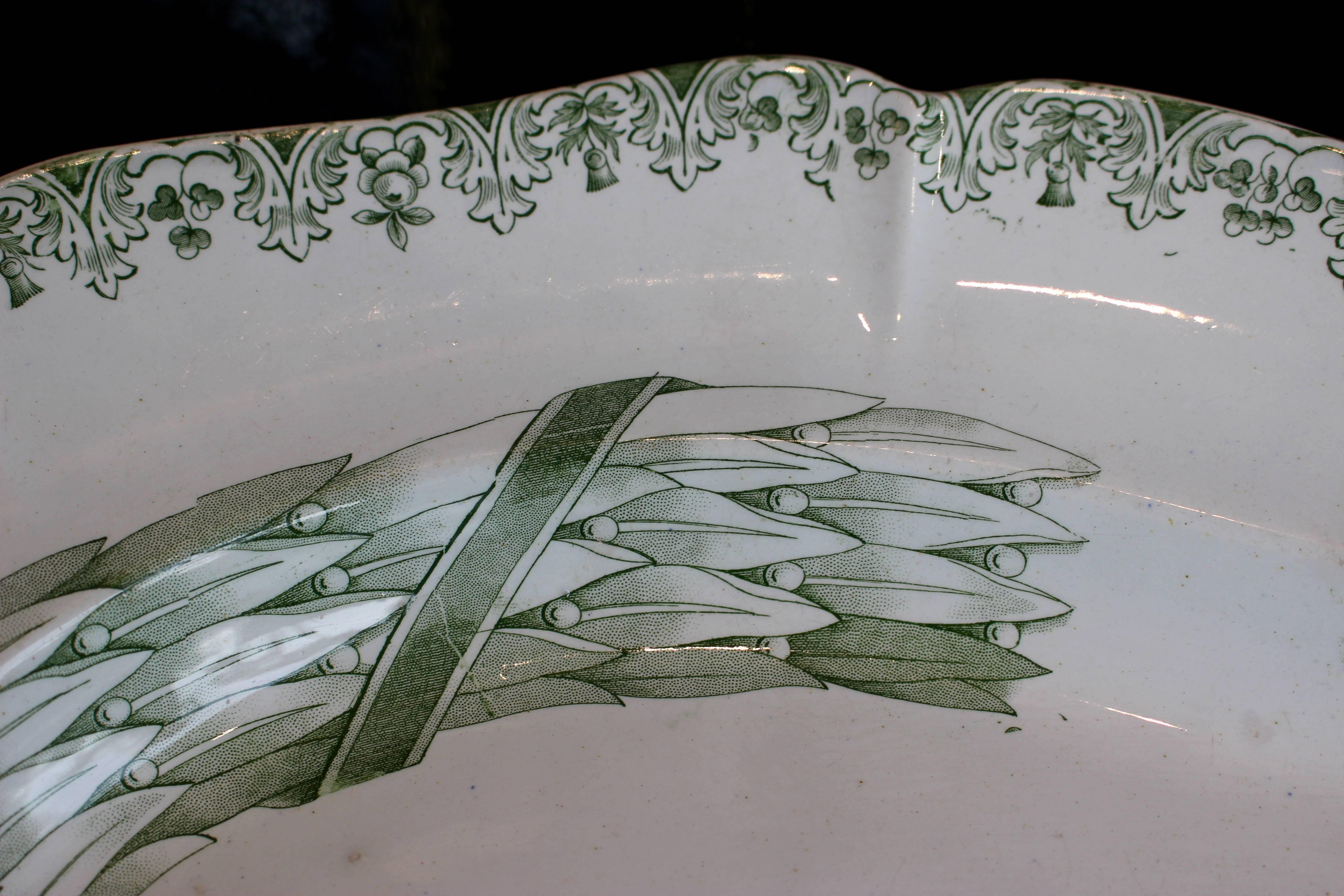 Large green and white platter commemorating a victorious battle with stamp and impressed crowned mark, Copeland & Garret Nen Blanche. Historical, circa 1830.