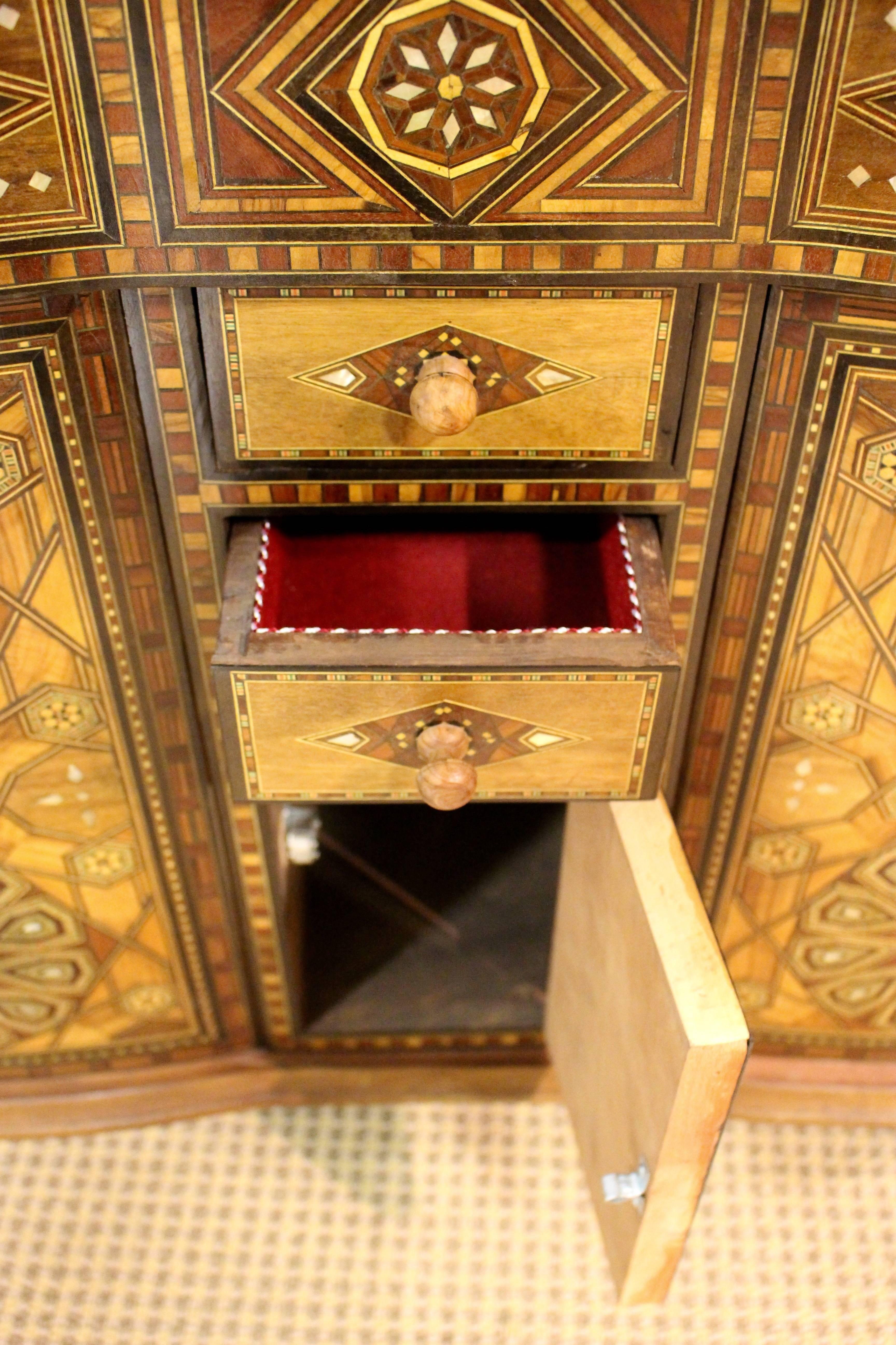 Atemberaubender marokkanischer handgefertigter Spieltisch im Zustand „Gut“ im Angebot in Palm Desert, CA