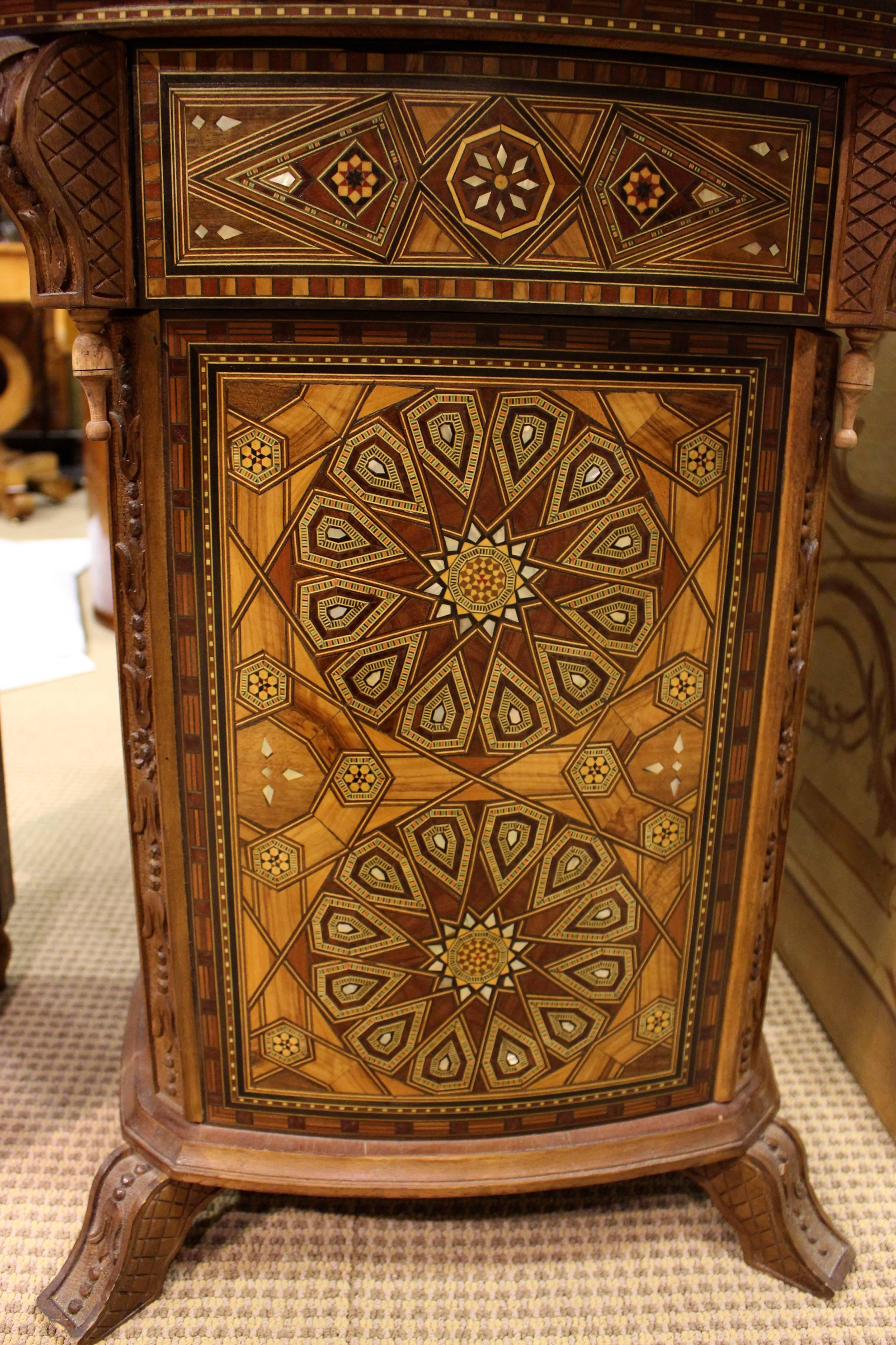 Atemberaubender marokkanischer handgefertigter Spieltisch (Holz) im Angebot