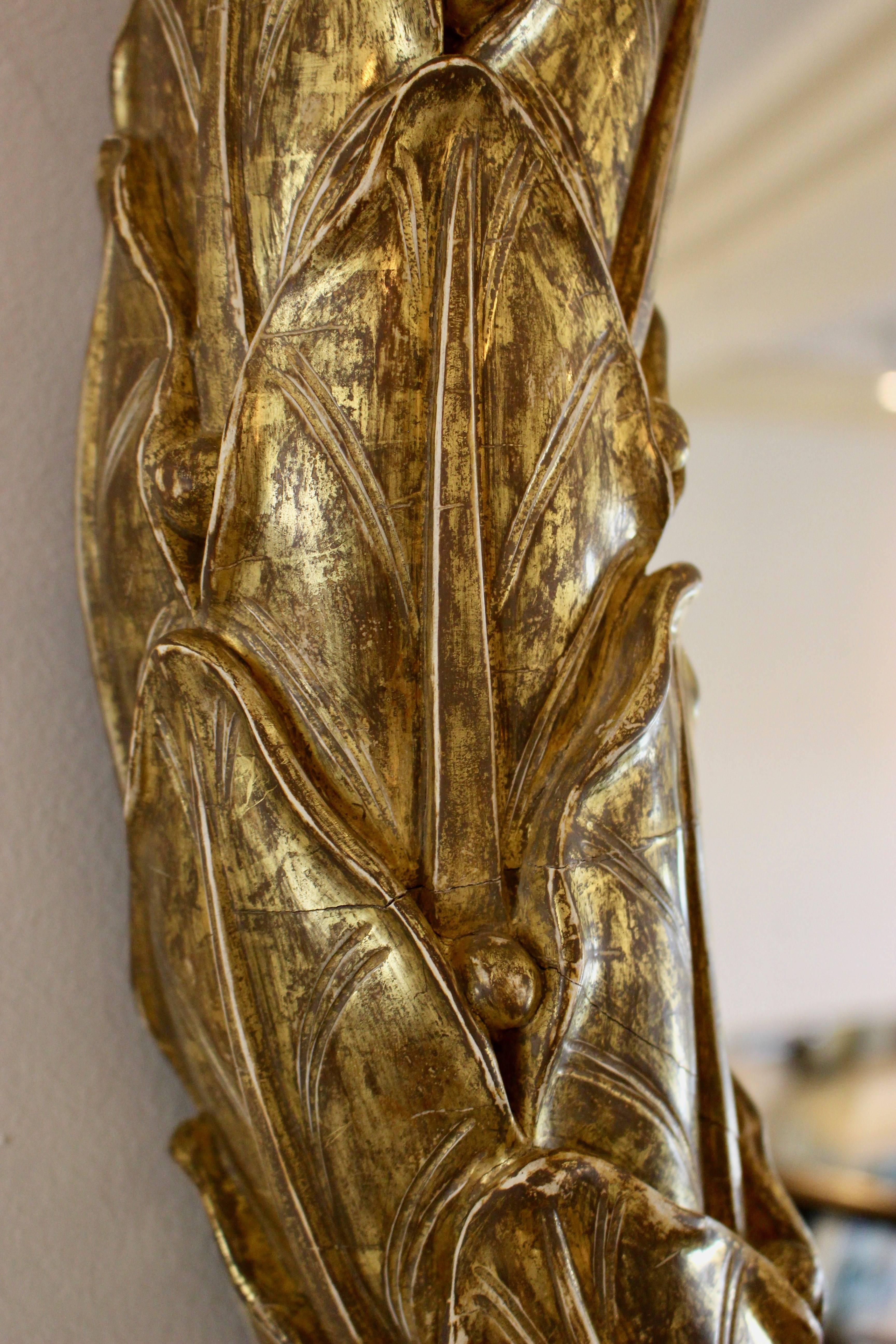 Impressive Regency Giltwood Convex Mirror with a Leaf Motif, Gilded For Sale 1