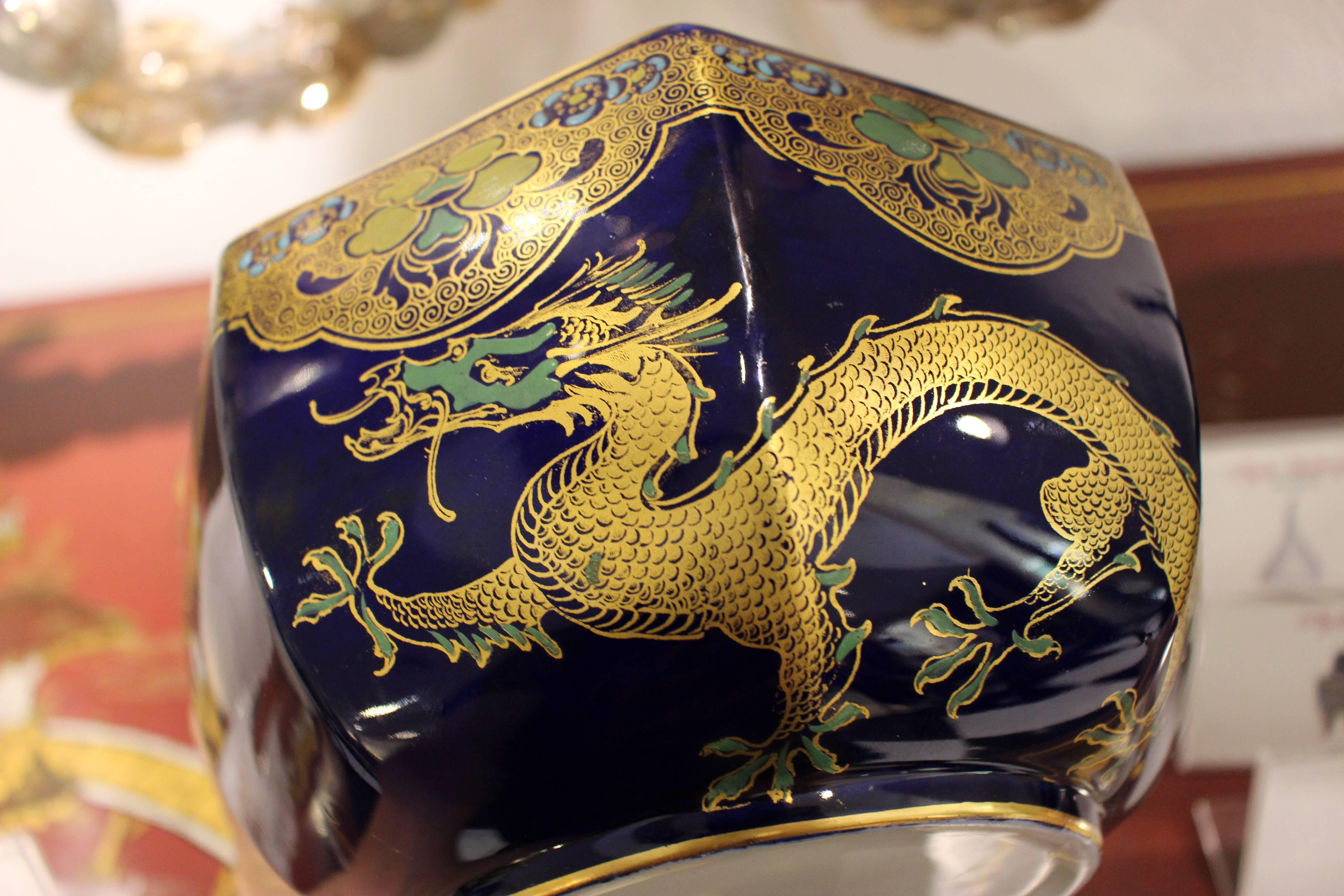 Terre de fer Bol bleu profond de style chinois Mason's Ironstone avec décoration d'animaux dorés en vente