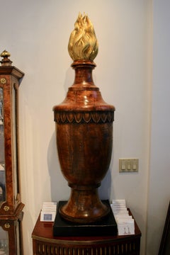 Ein Paar Holzaufsätze im neoklassischen Stil in Form von Urnen